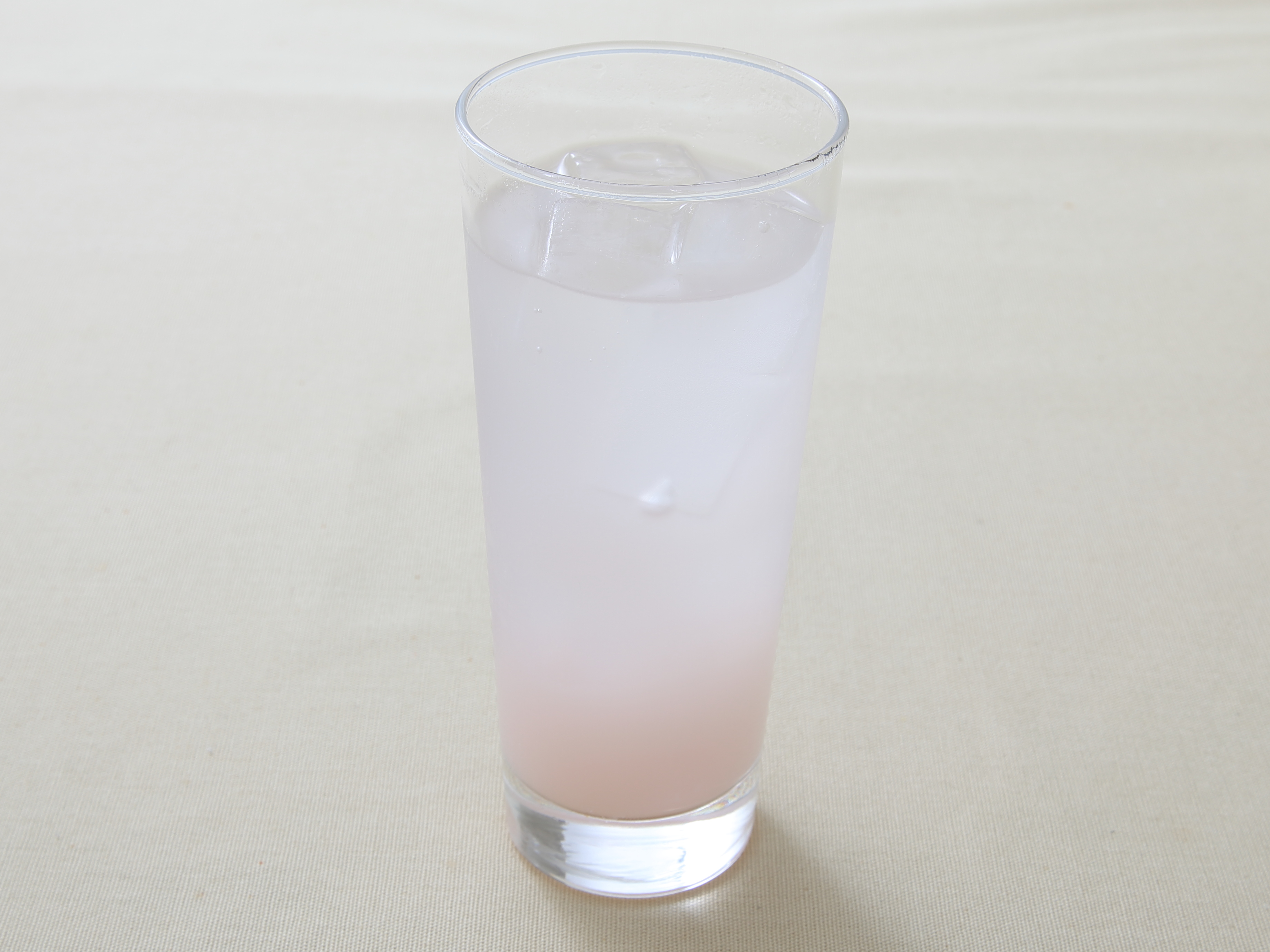 「フルーティス　りんご酢白桃ミックス」の水割り