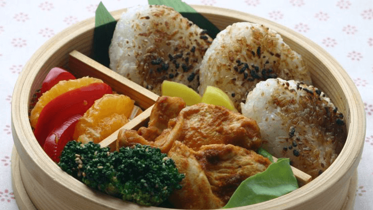 タンドリーチキンと焼きおにぎりのお弁当