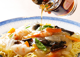 食べる前に黒酢をかけて。さっぱりさせながらも味に深みを加える、中華料理の名脇役。