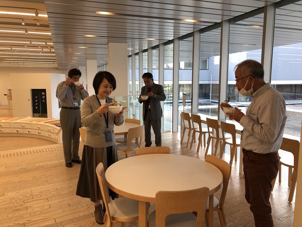 試食