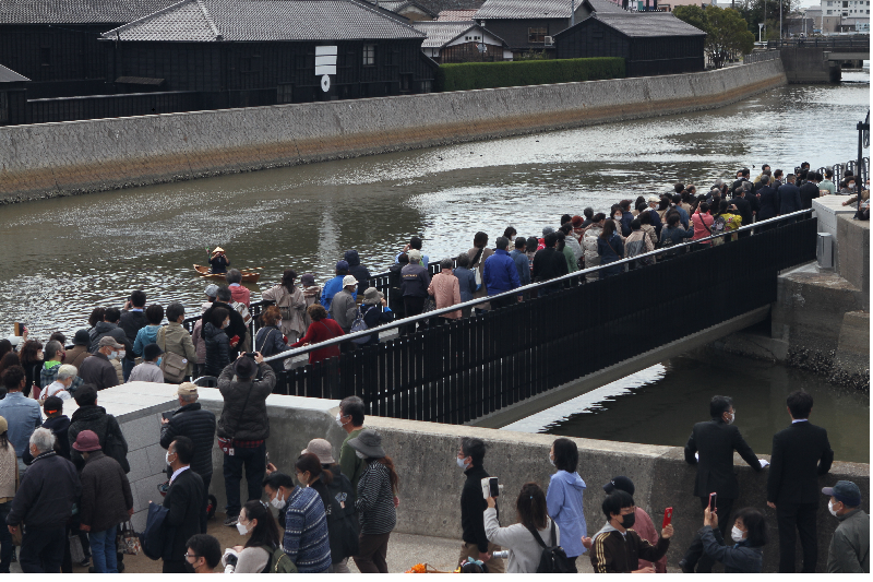 人道橋を渡る人々です