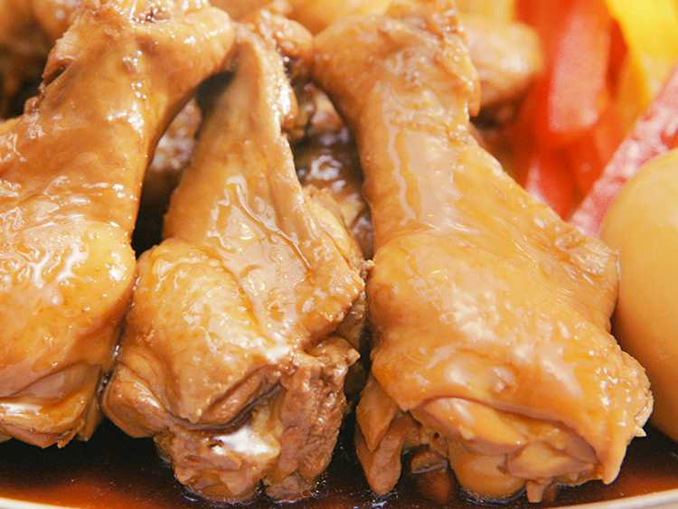 ジューシーな手羽元をさっぱりおいしく食べられます。作り方は簡単。味ぽんと水を1対1の割合で煮立たせ、手羽元を入れて煮込みます。煮汁のうま味がしみこんだ煮卵も
