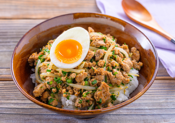 【下味冷凍】キムチ風味のひき肉もやし炒め丼