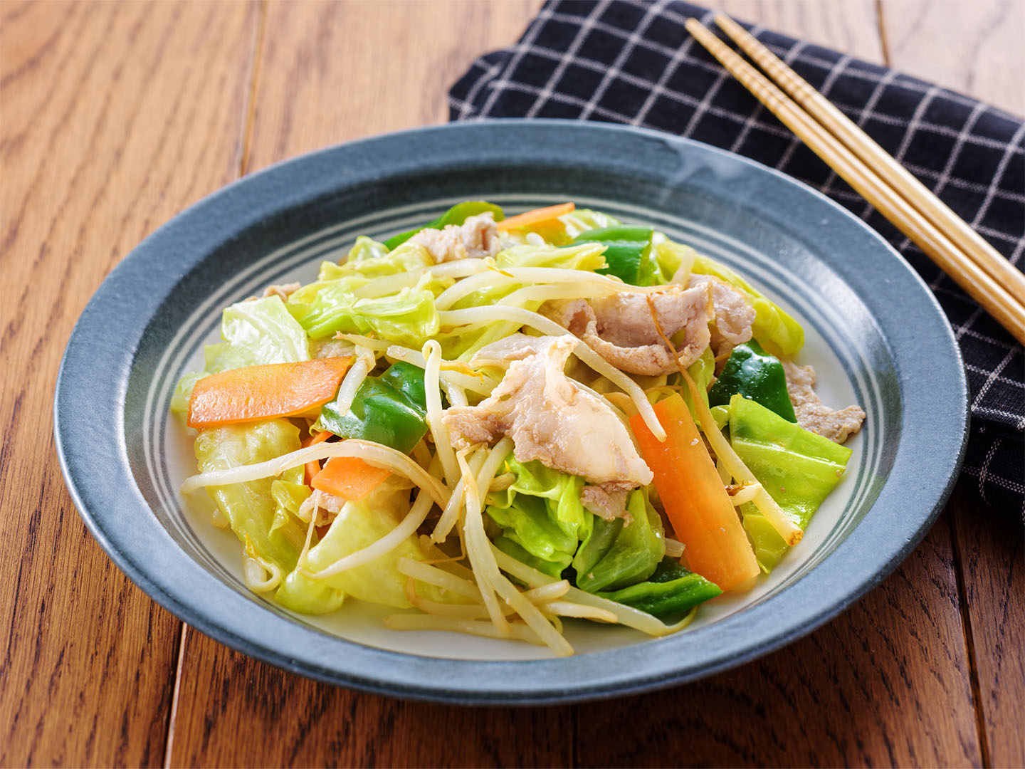 お酢が隠し味！キャベツともやしの肉野菜炒め