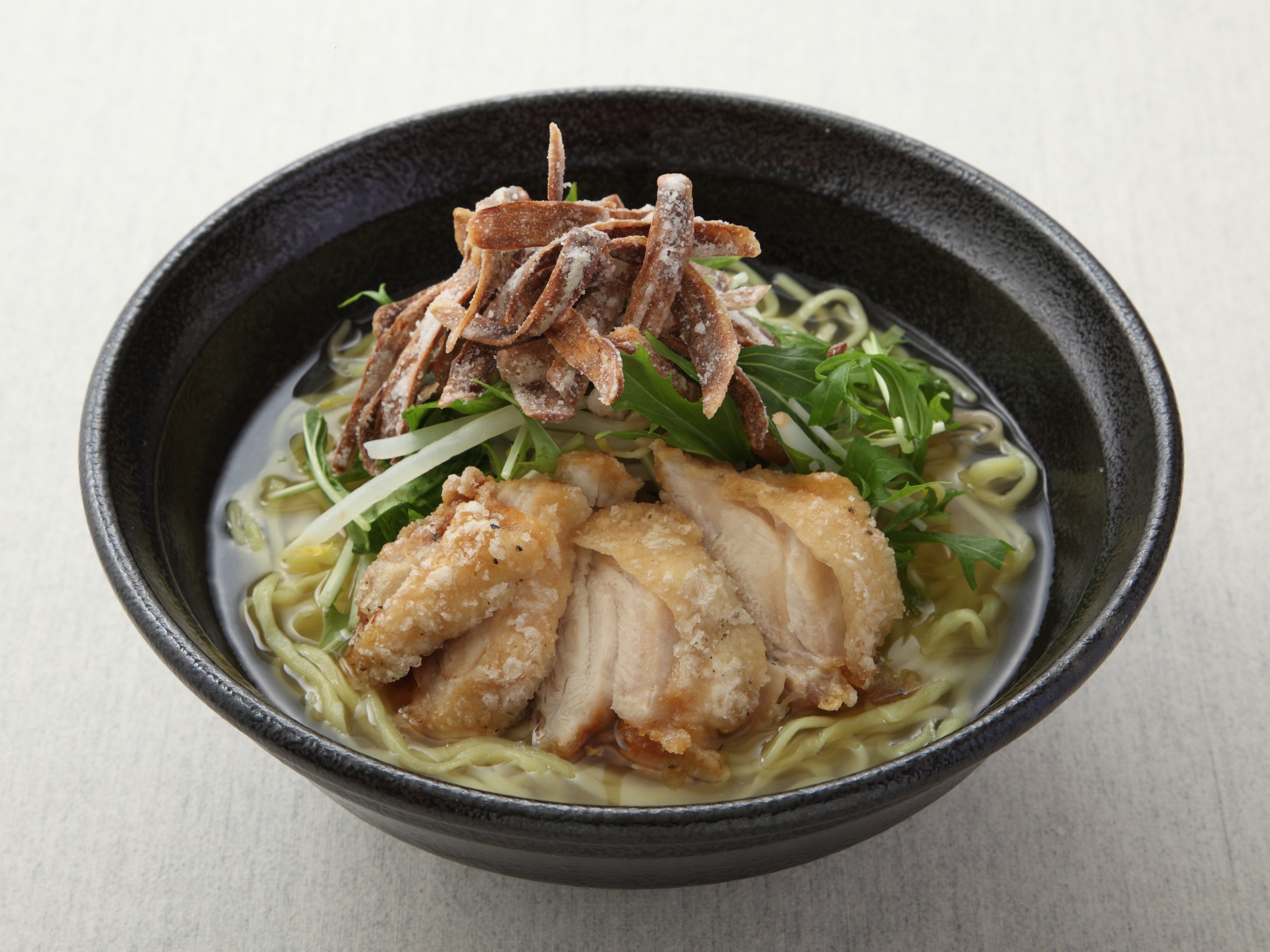 揚げ鶏とサクサクごぼう塩ラーメン