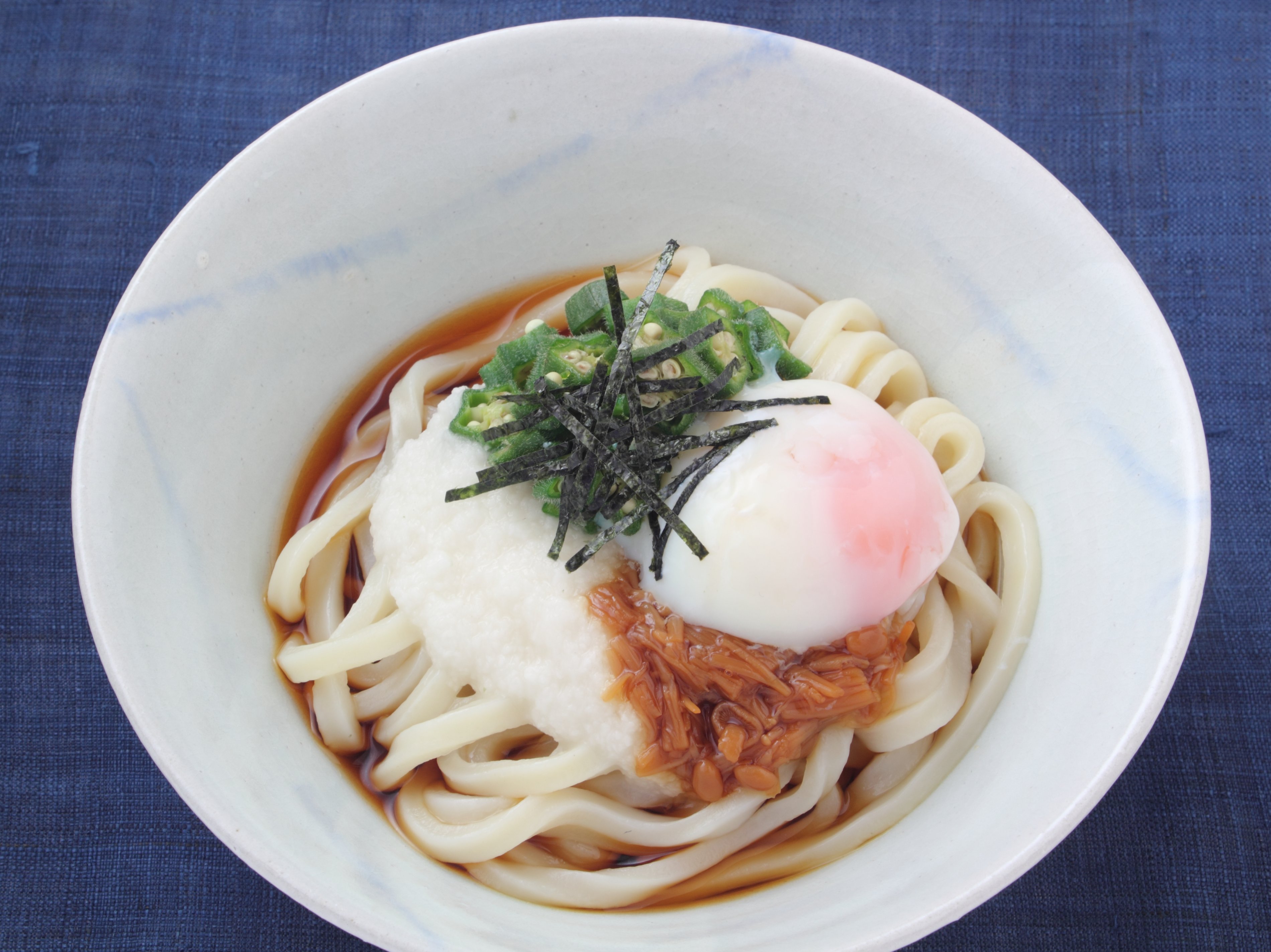 とろろと温玉のネバネバうどん