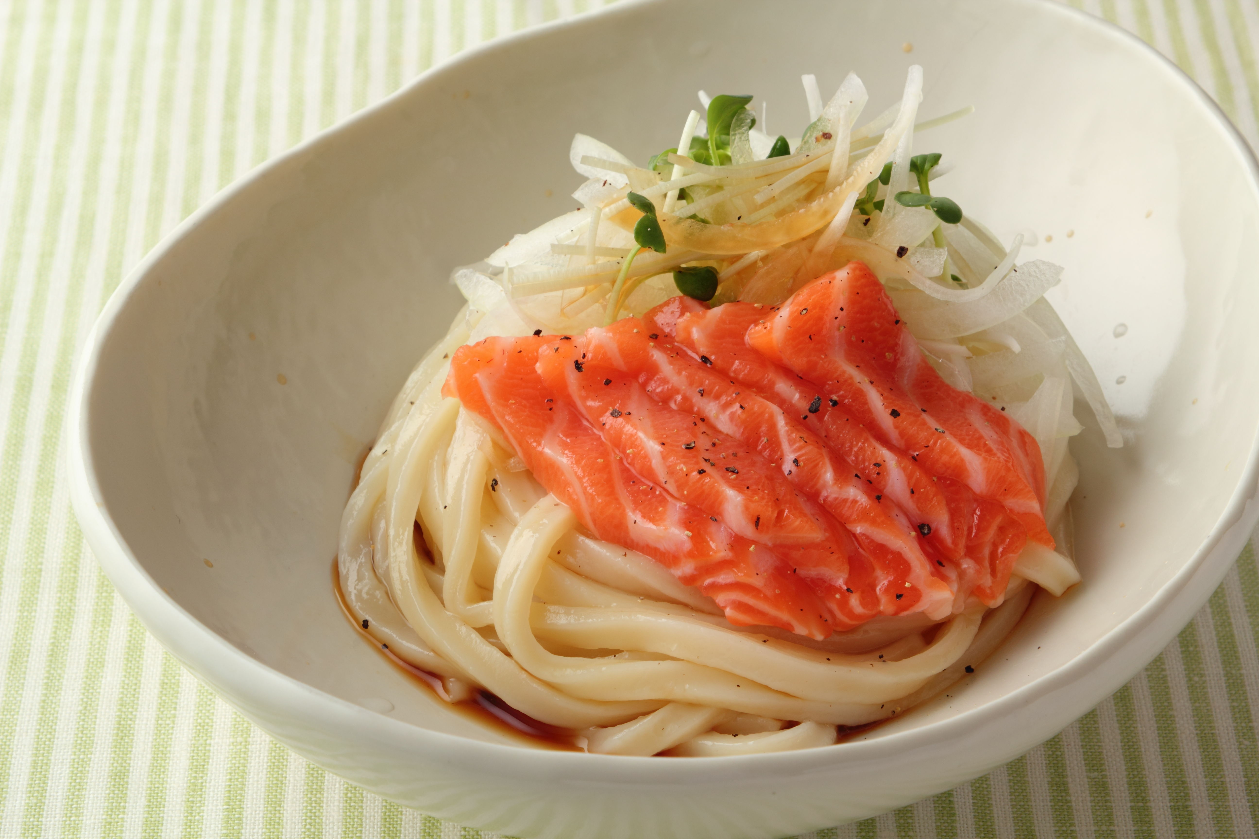 サーモンと新たまねぎのゆずぶっかけうどん