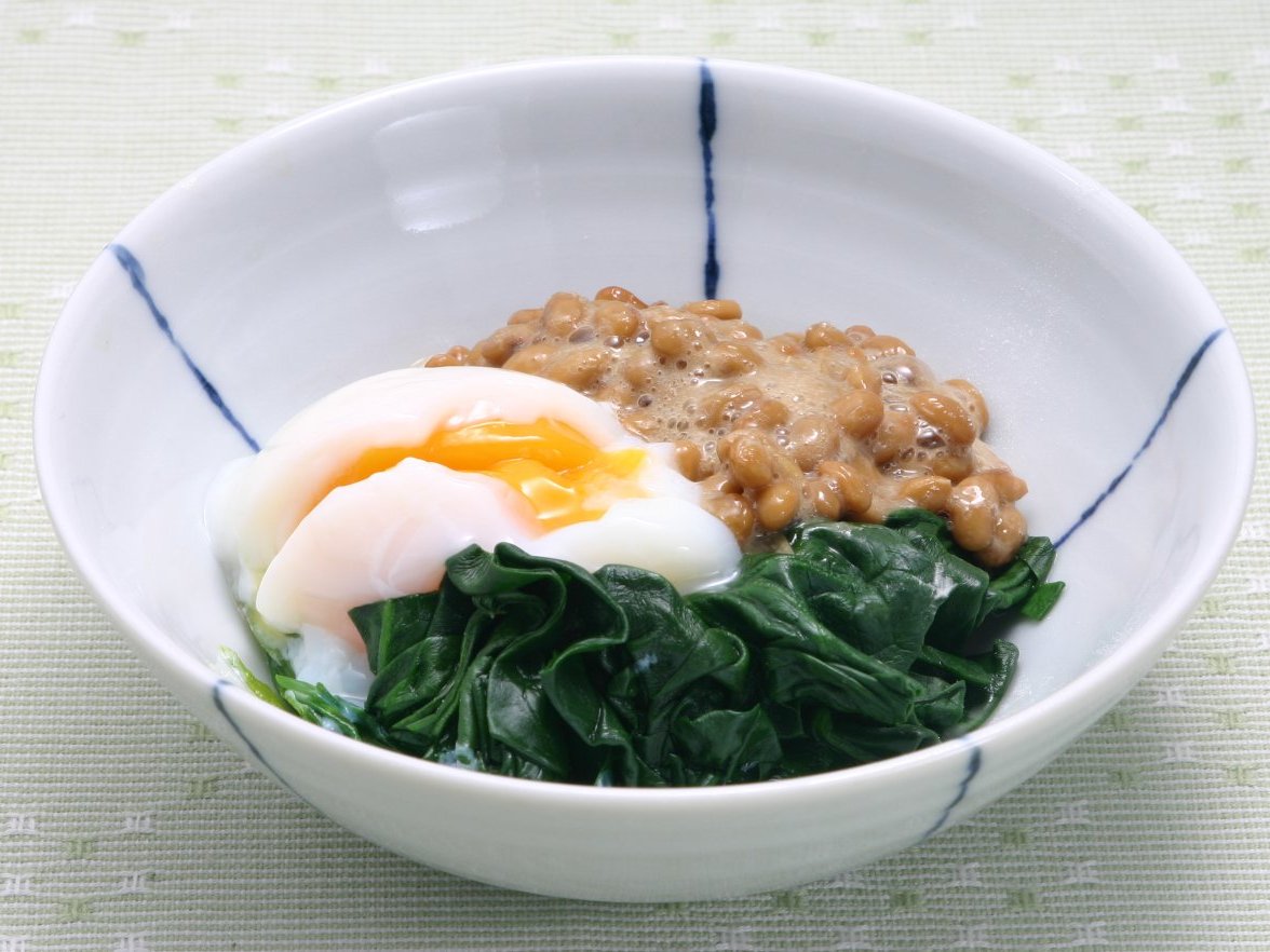 ほうれん草と温泉卵の納豆おひたし