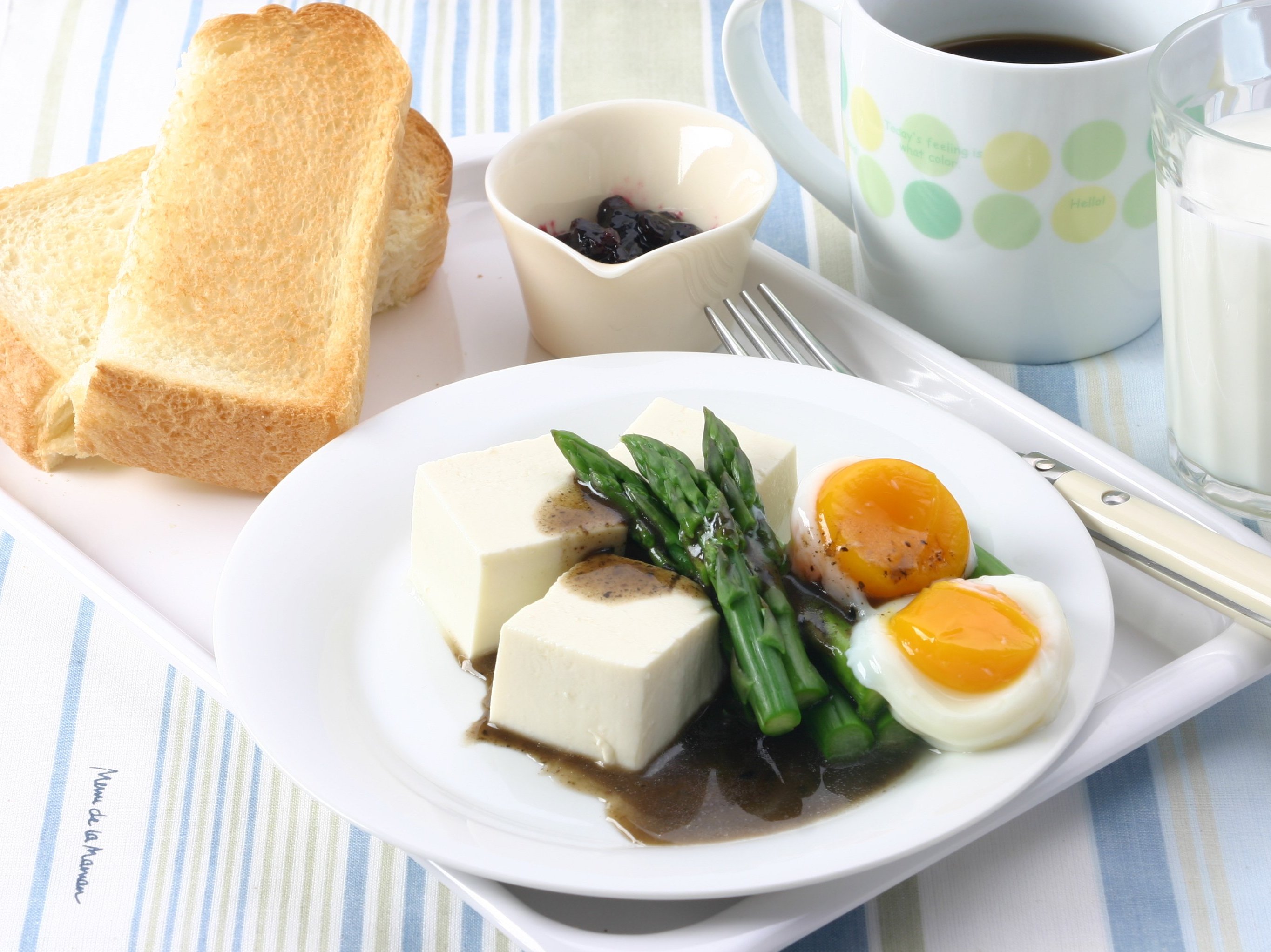 アスパラガスと豆腐の温泉卵サラダ