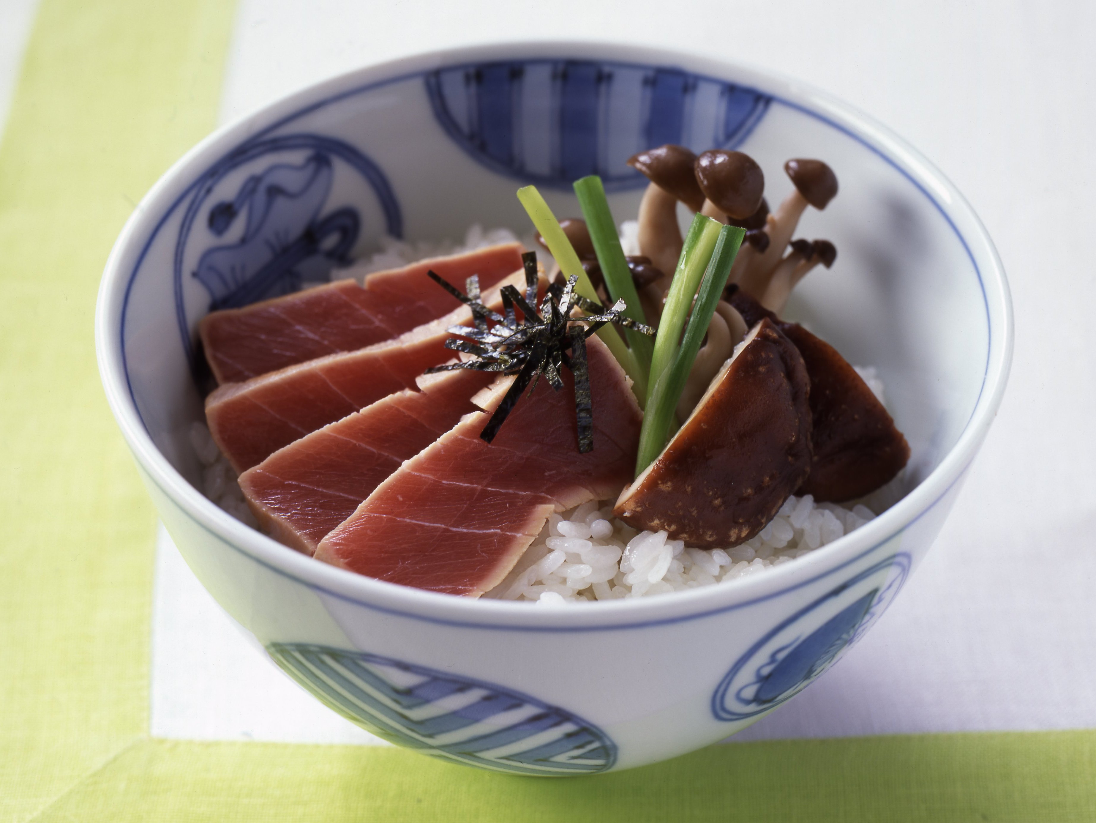 炙りまぐろときのこのすし丼