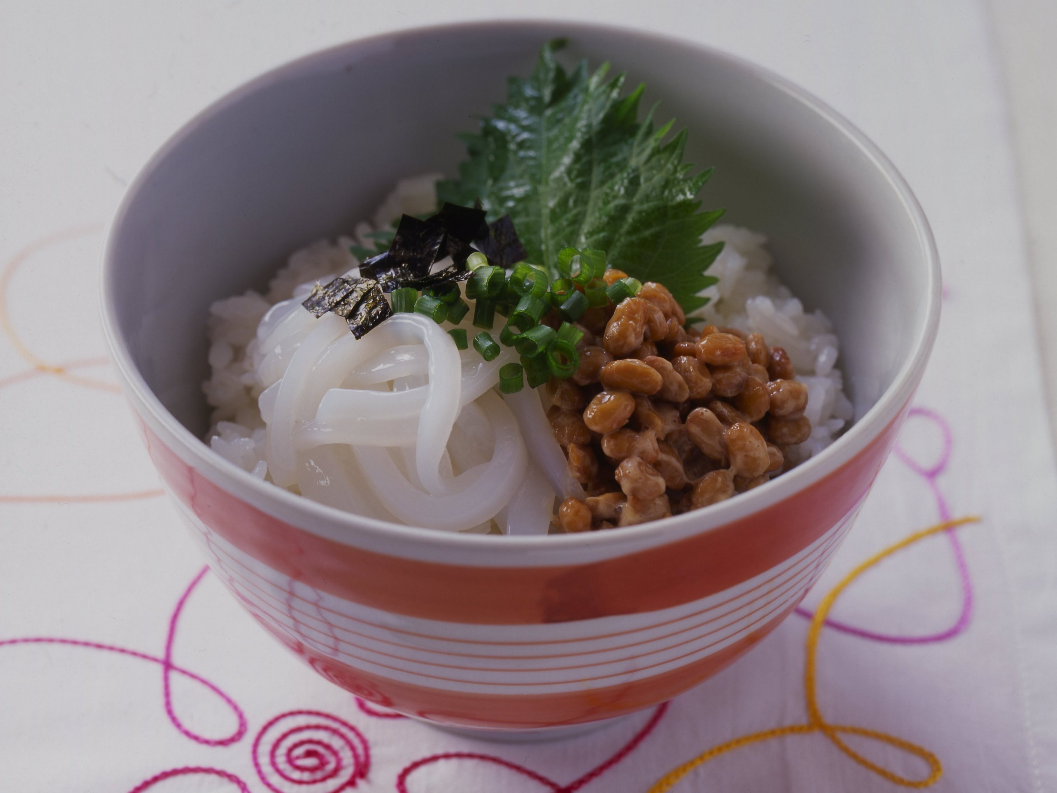 いかと納豆のすし丼