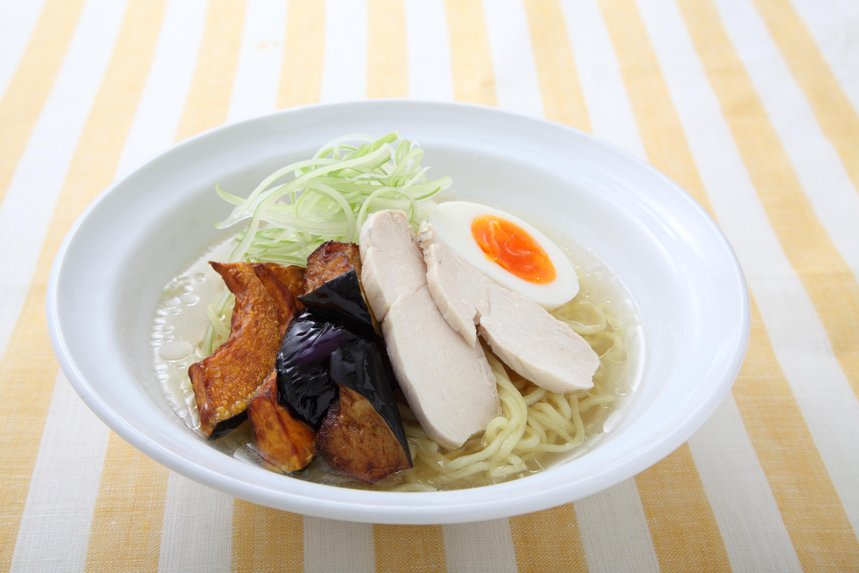 夏野菜と蒸し鶏のゆず塩涼麺