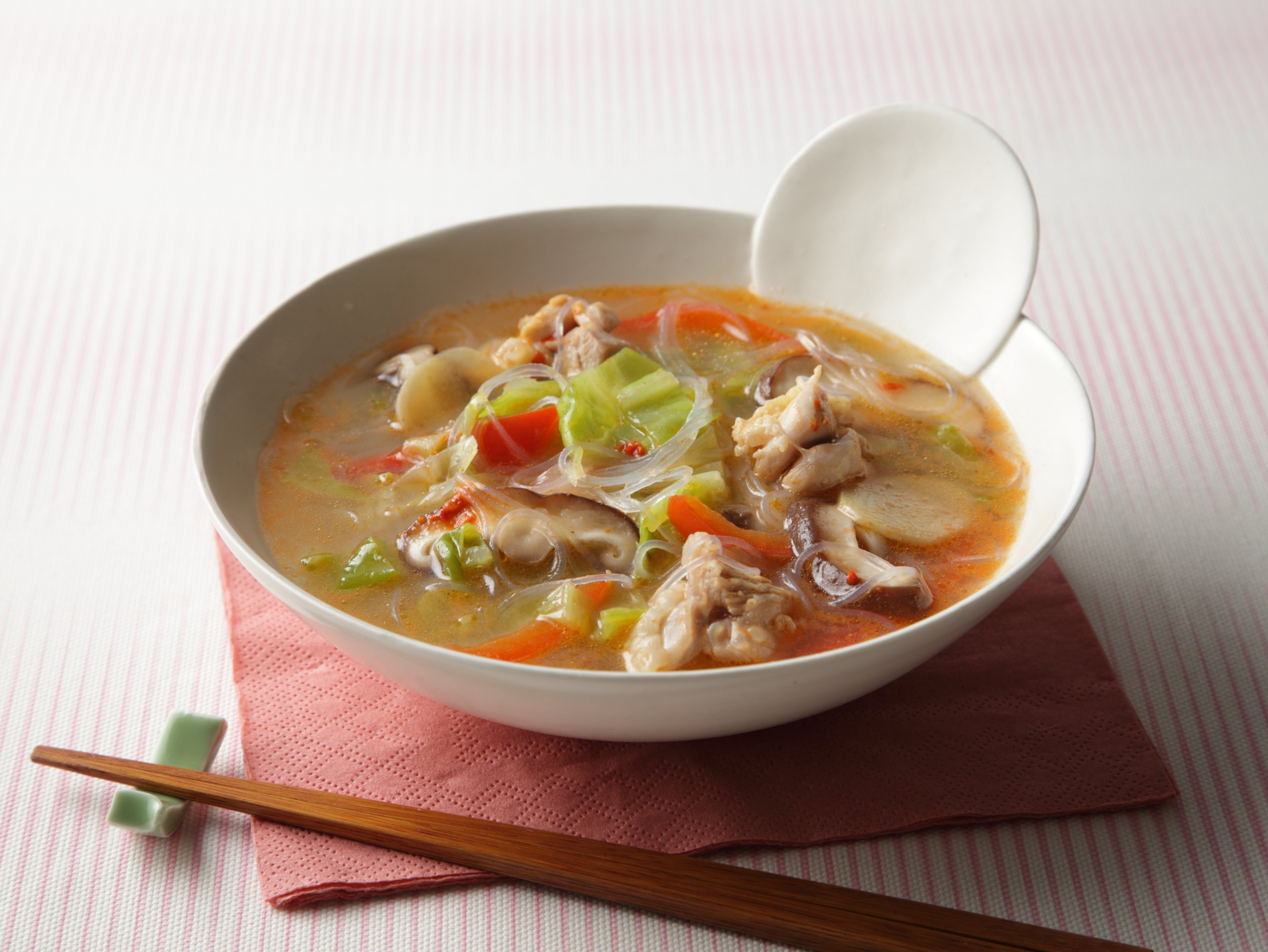 鶏肉とキャベツ・しいたけの春雨酢っぱスープ