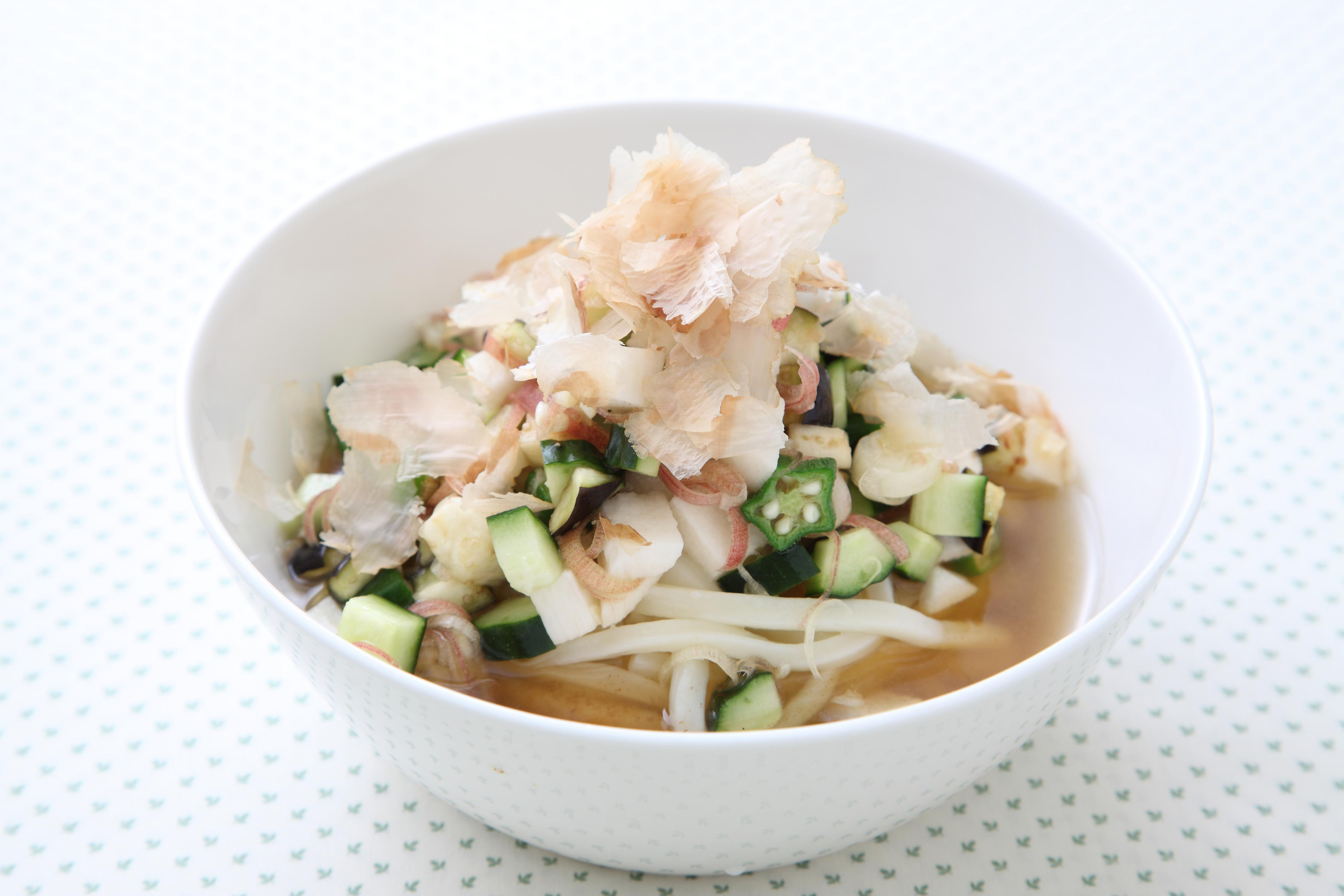 だし風味の野菜の梅かつおうどん