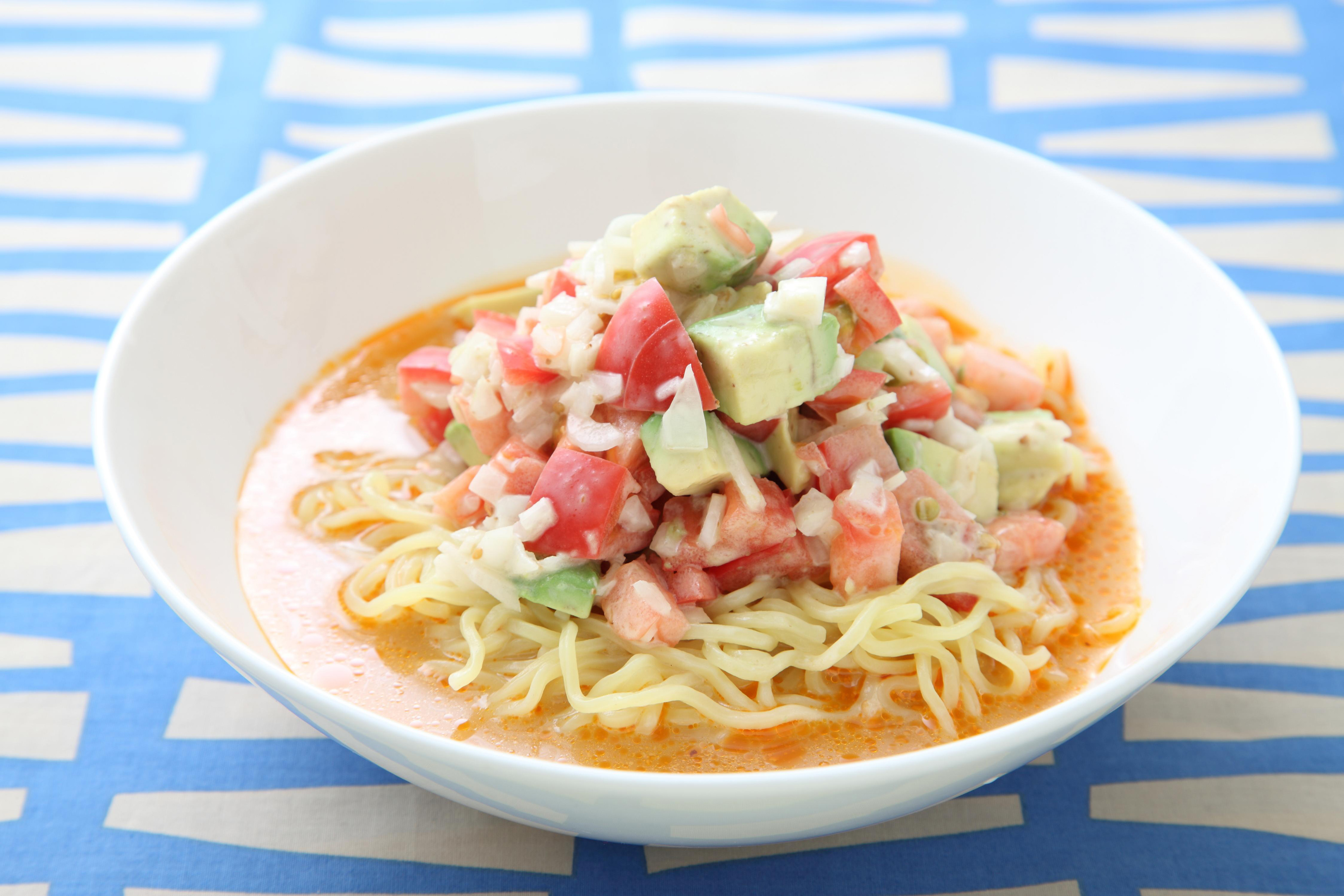 トマトとアボカドのごま豆乳担々麺