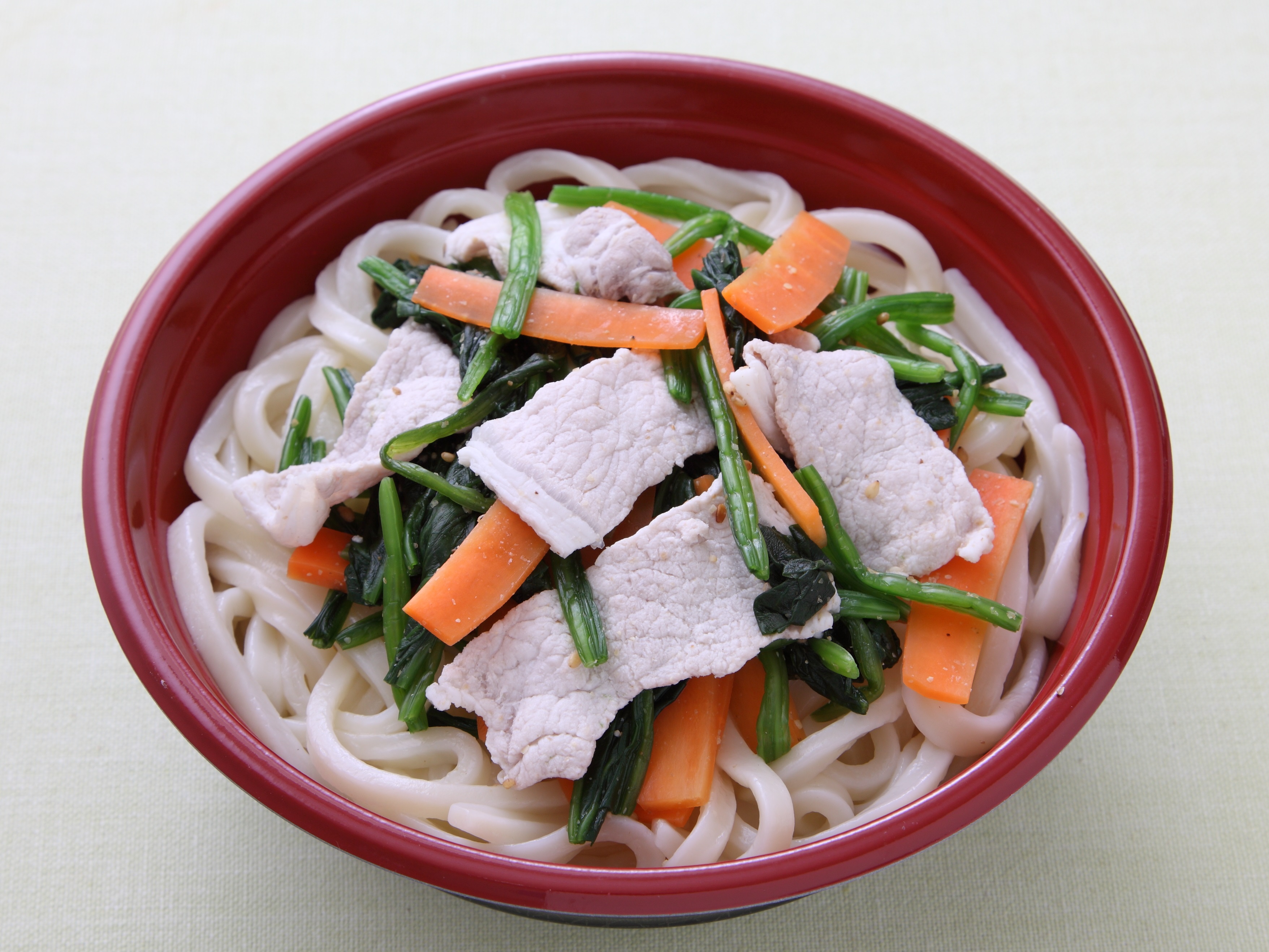 ごま豆乳仕立て　豚肉とほうれんそうのうどん（レンジアップ）