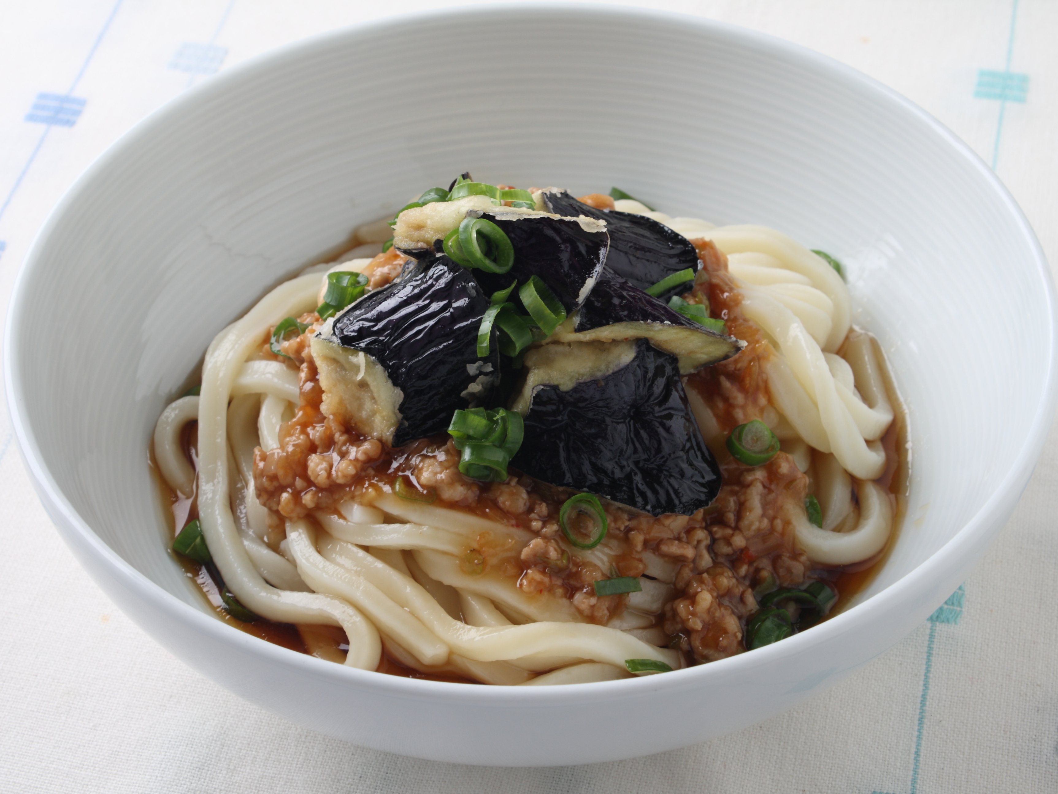 揚げなすとひき肉のピリ辛うどん　さっぱり仕立て