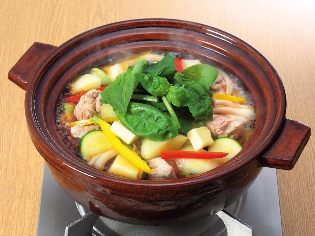 洋野菜とじゃがバターの地鶏寄せ鍋