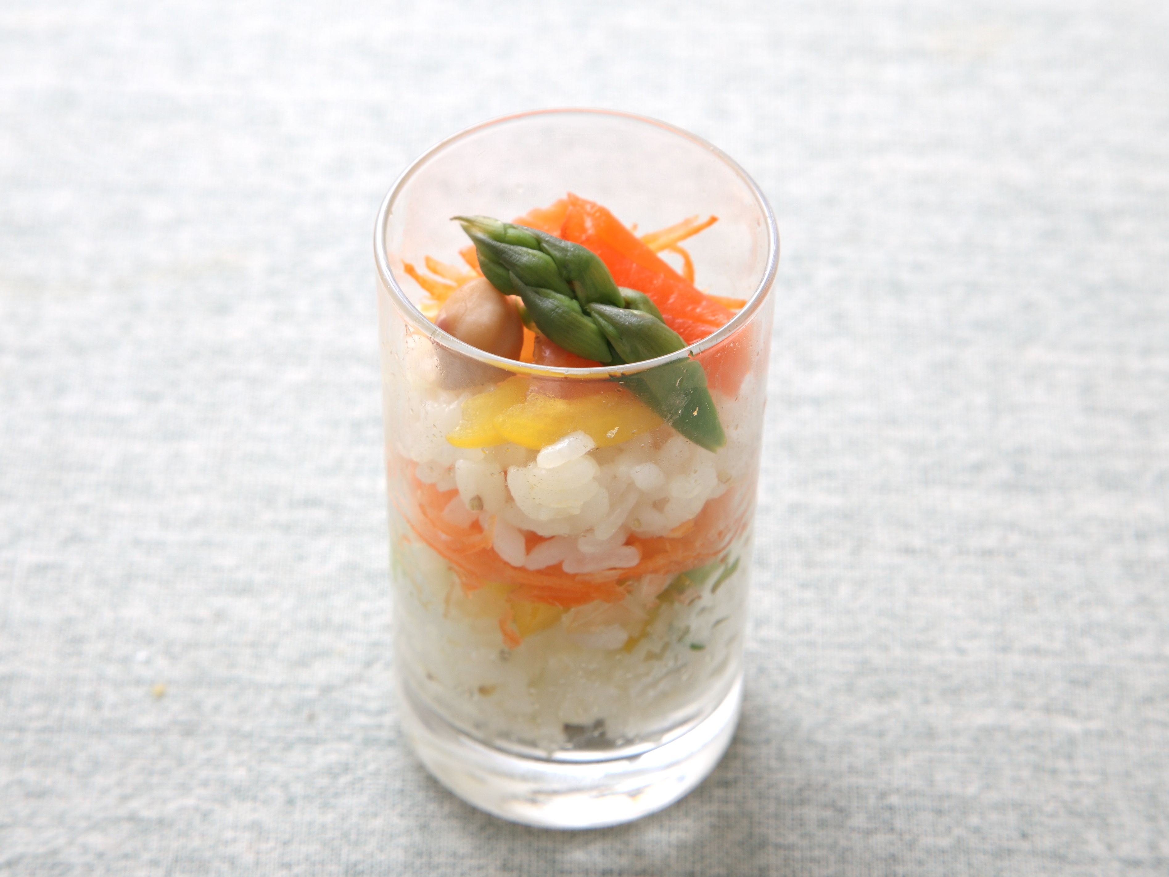 スモークサーモンのカクテルサラダ寿司