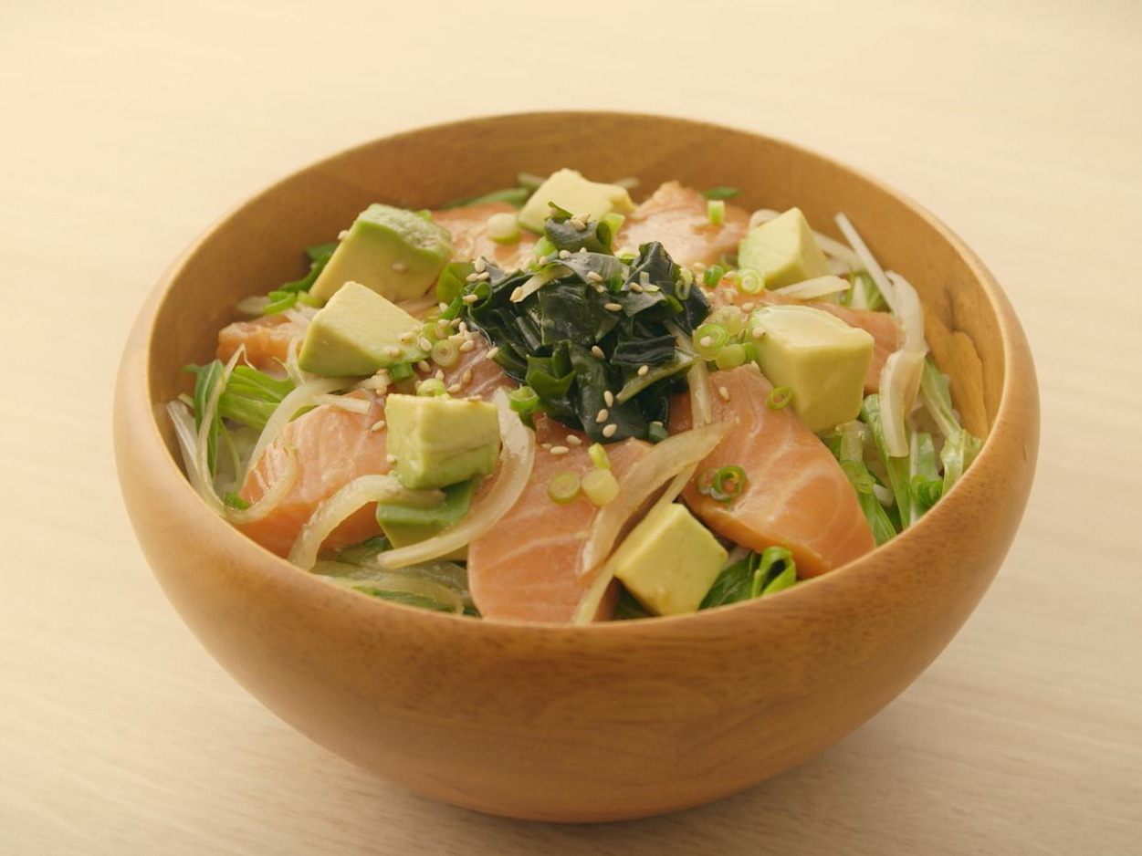 サーモンとわかめのぽんポキ丼のレシピ・作り方