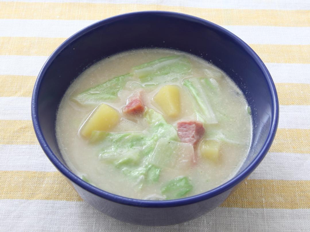 厚切りベーコンと野菜入りごま豆乳スープ