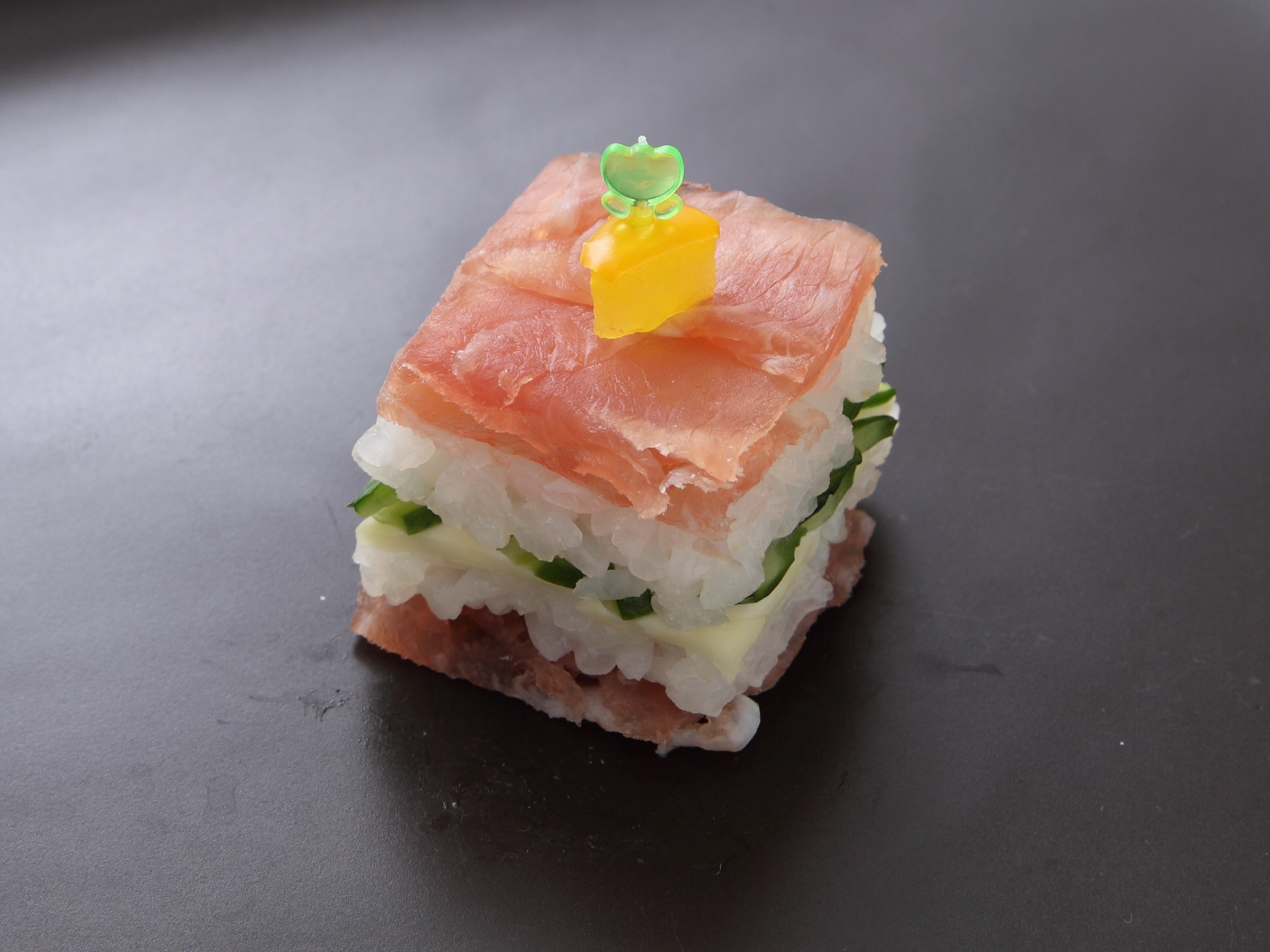 生ハムとチーズのキューブ寿司