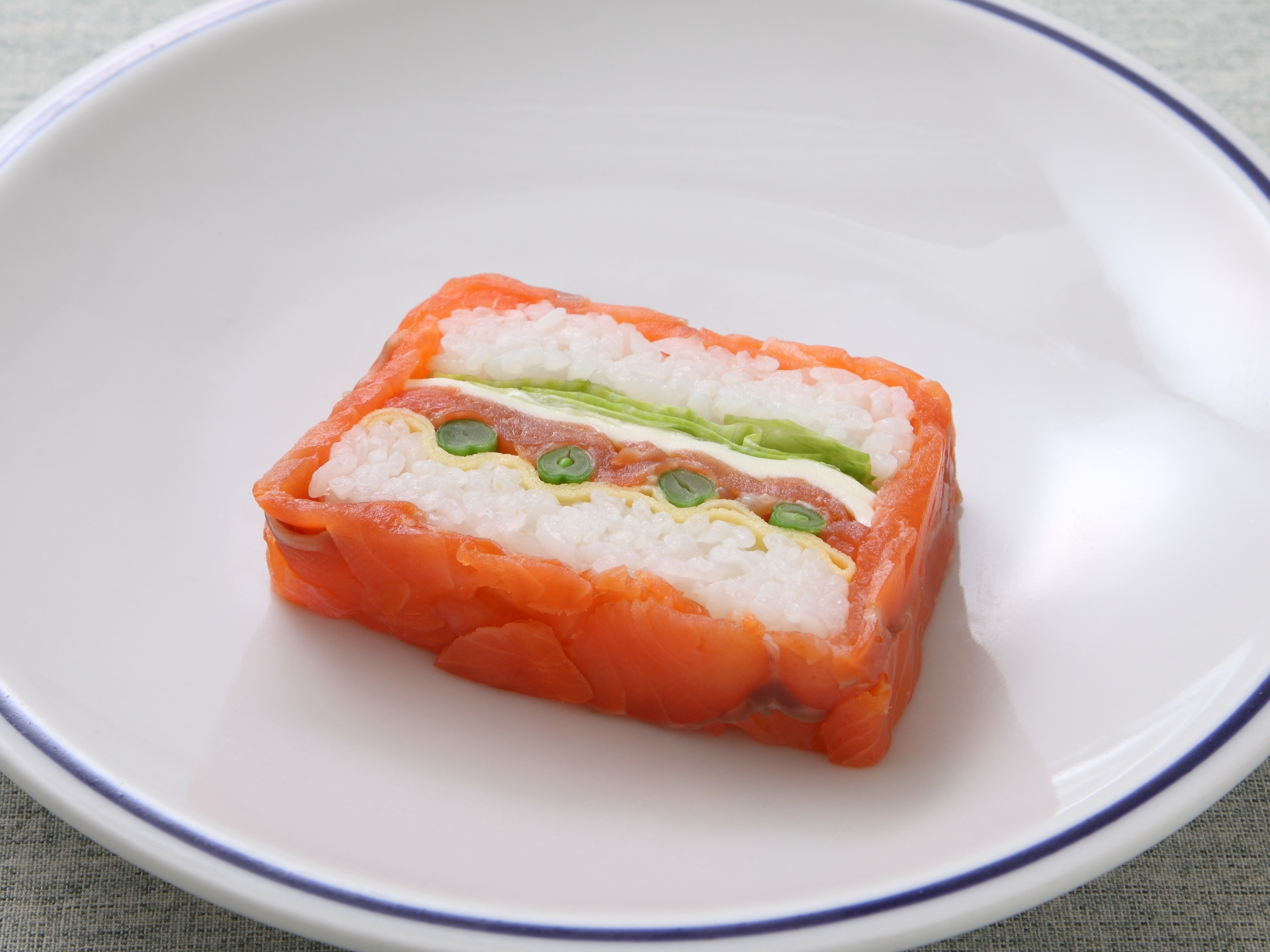 スモークサーモンのテリーヌ風お寿司