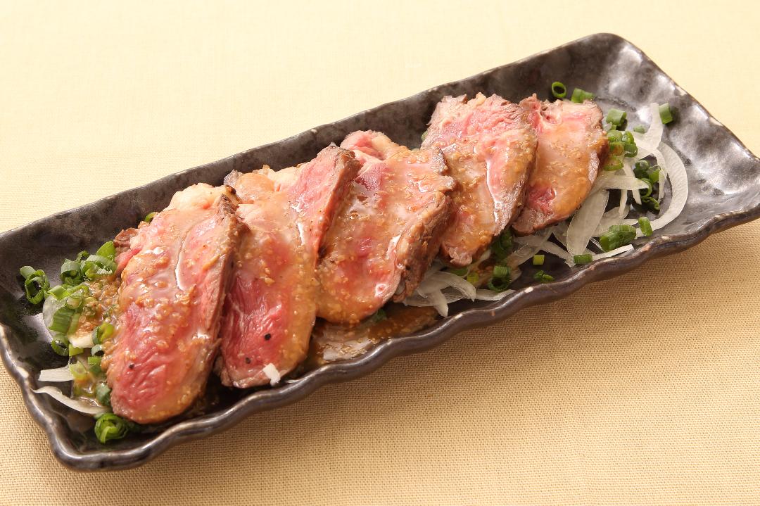 牛肉のたたき　「ごまぽん」かけ