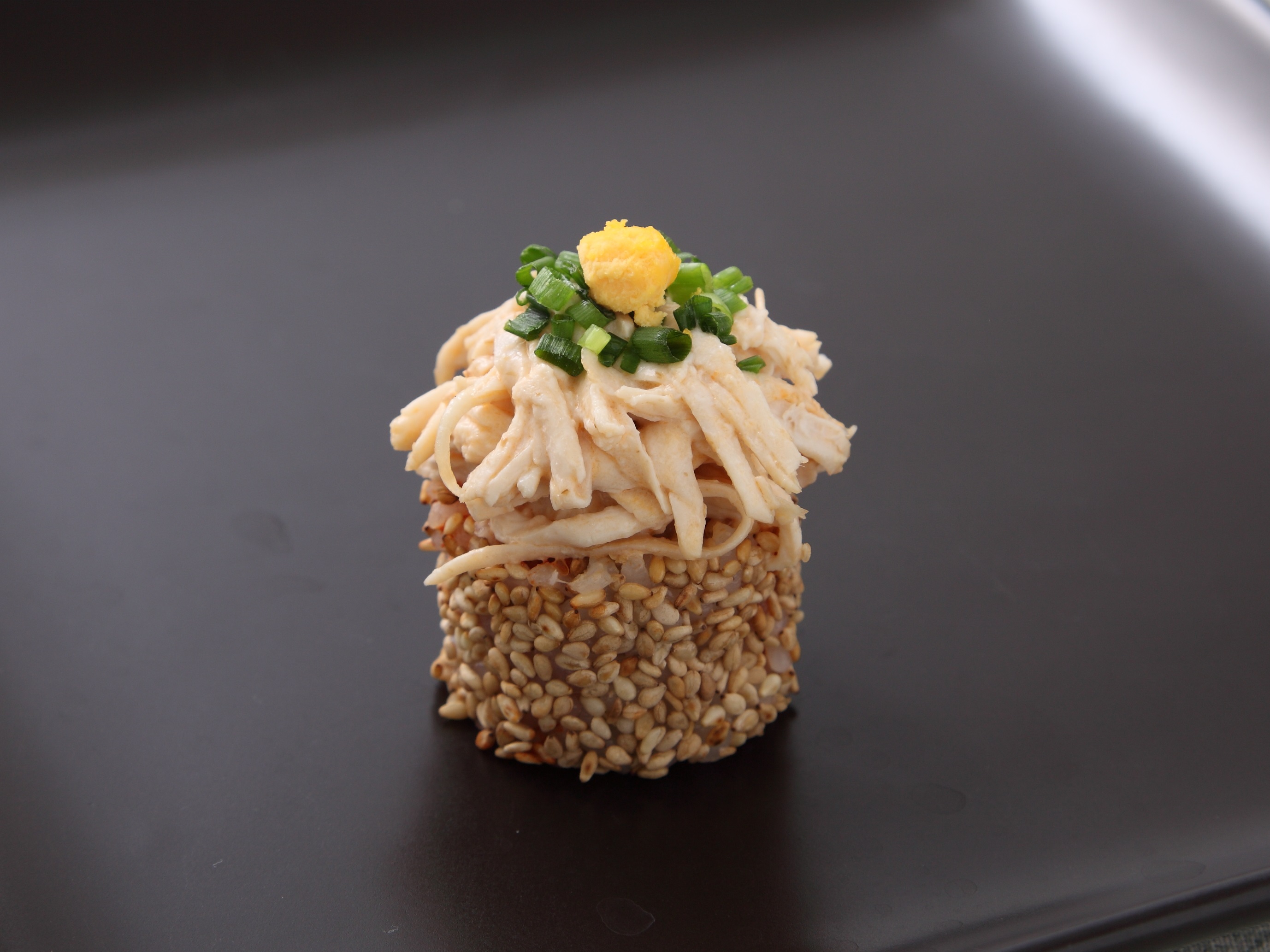 胡麻だれチキンのピリ辛ごまロール