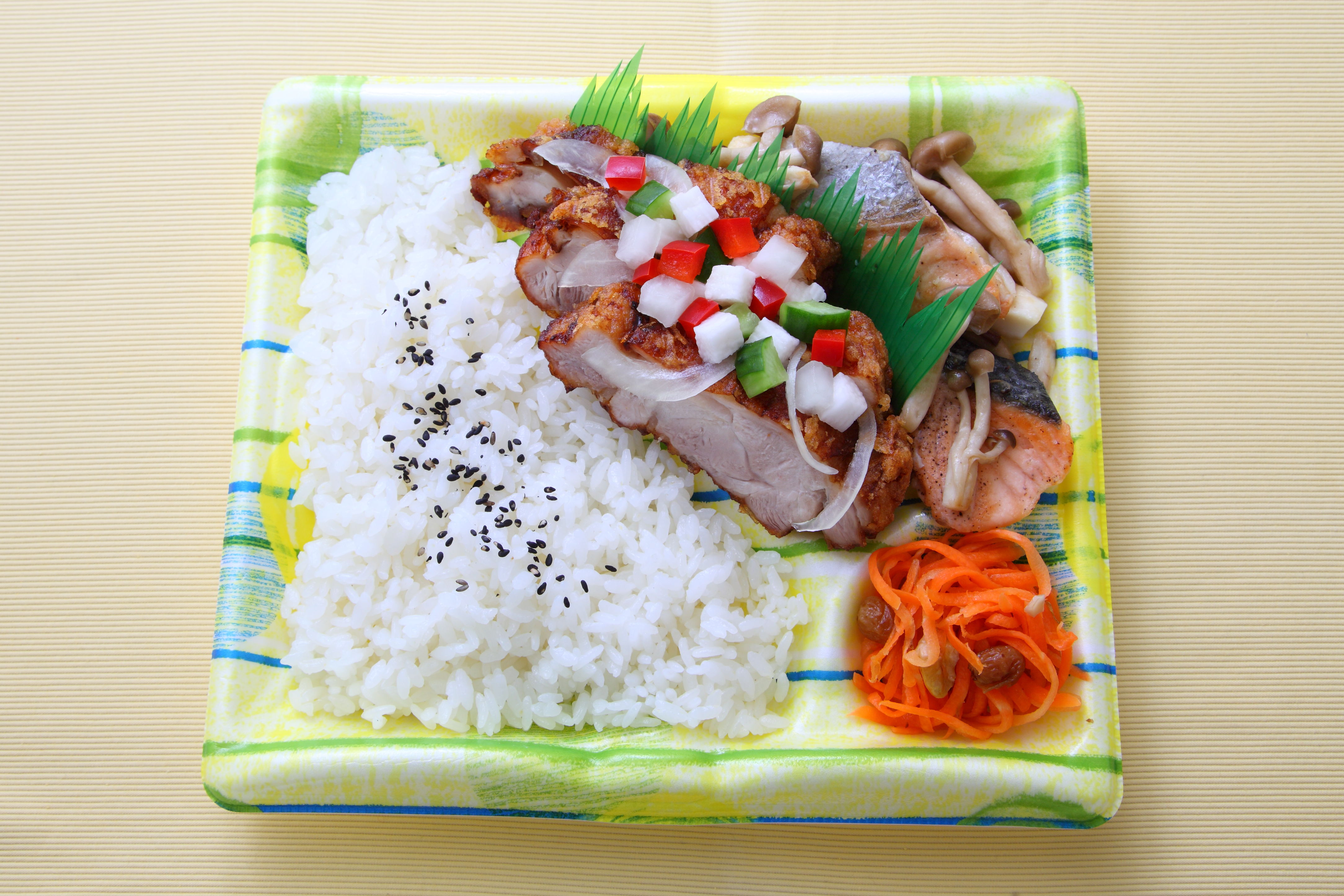 揚げ鶏のピクルスソースがけと鮭ときのこのバターソテー弁当