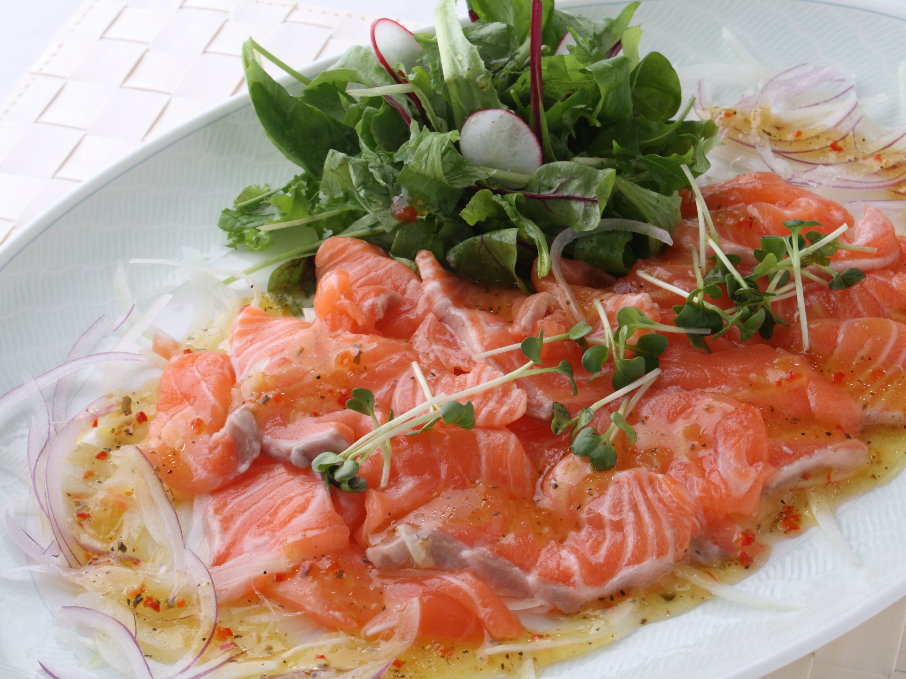 サーモンのレモン風味カルパッチョ