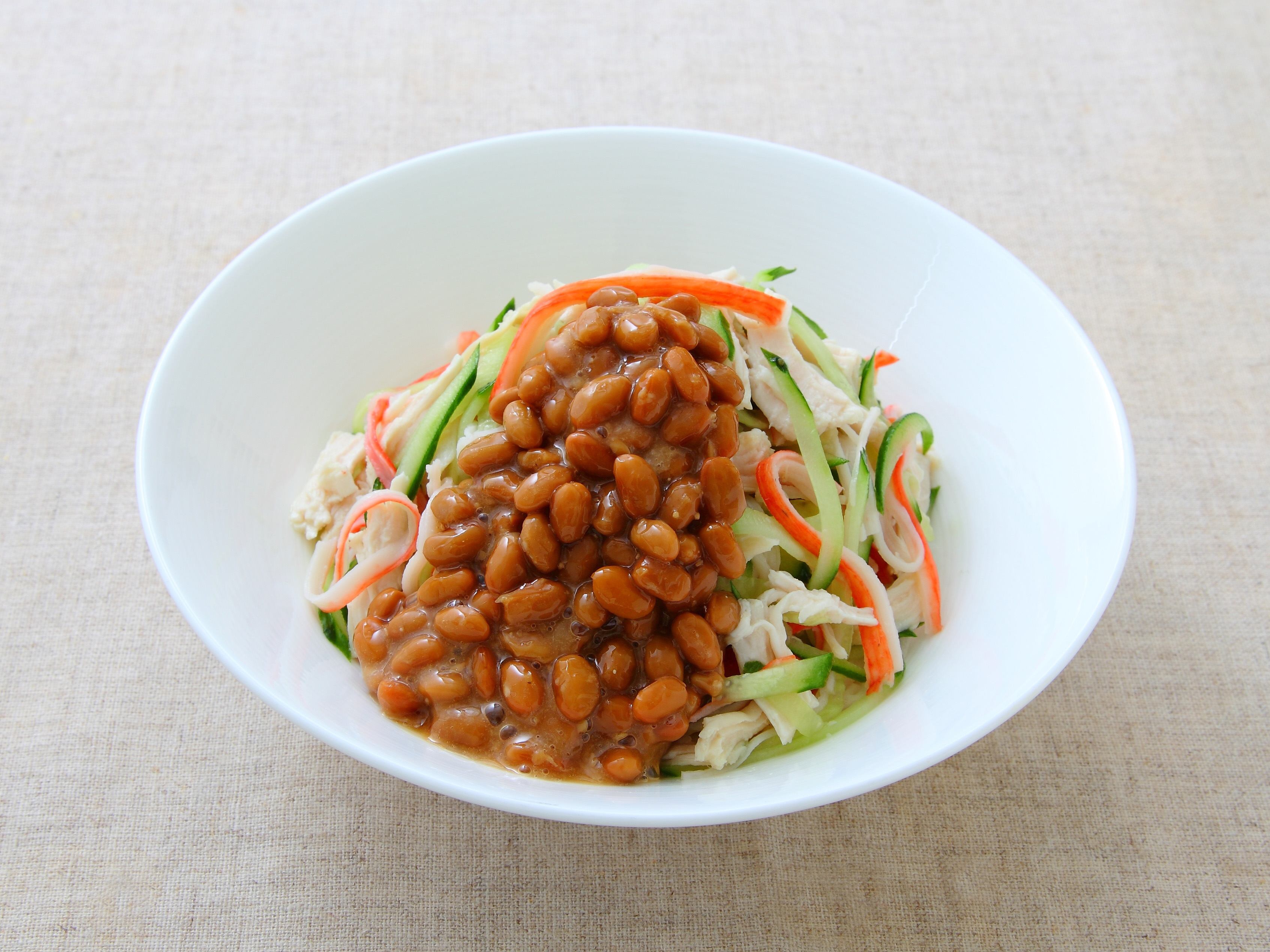 鶏肉ときゅうりとかにかまのごま納豆サラダ