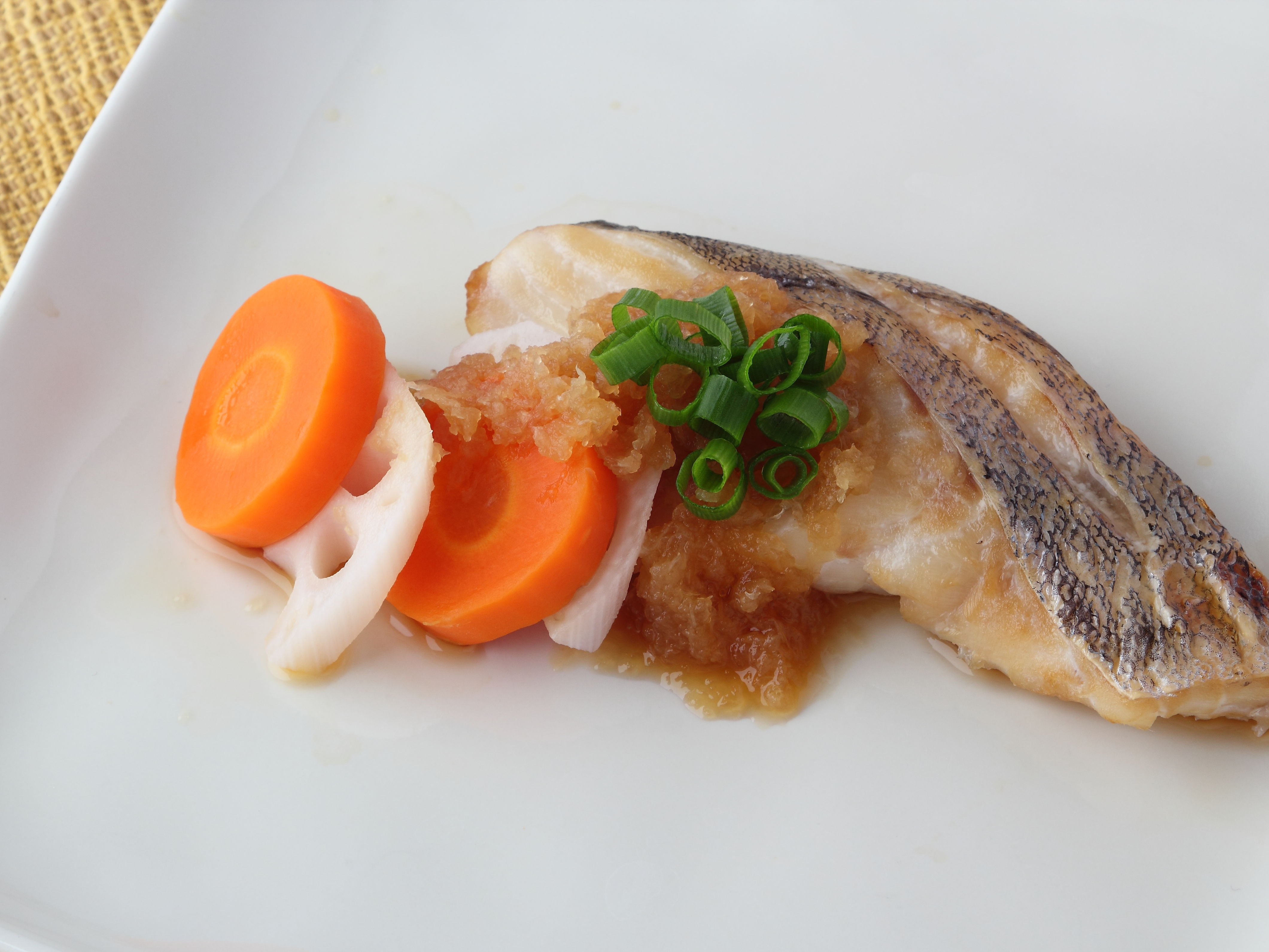 白身魚のおろしソースがけ