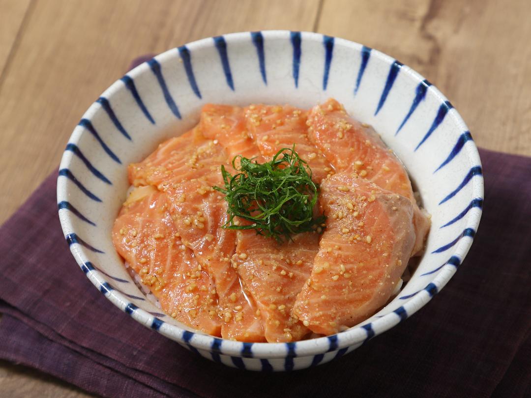 サーモンのやみつき漬け丼