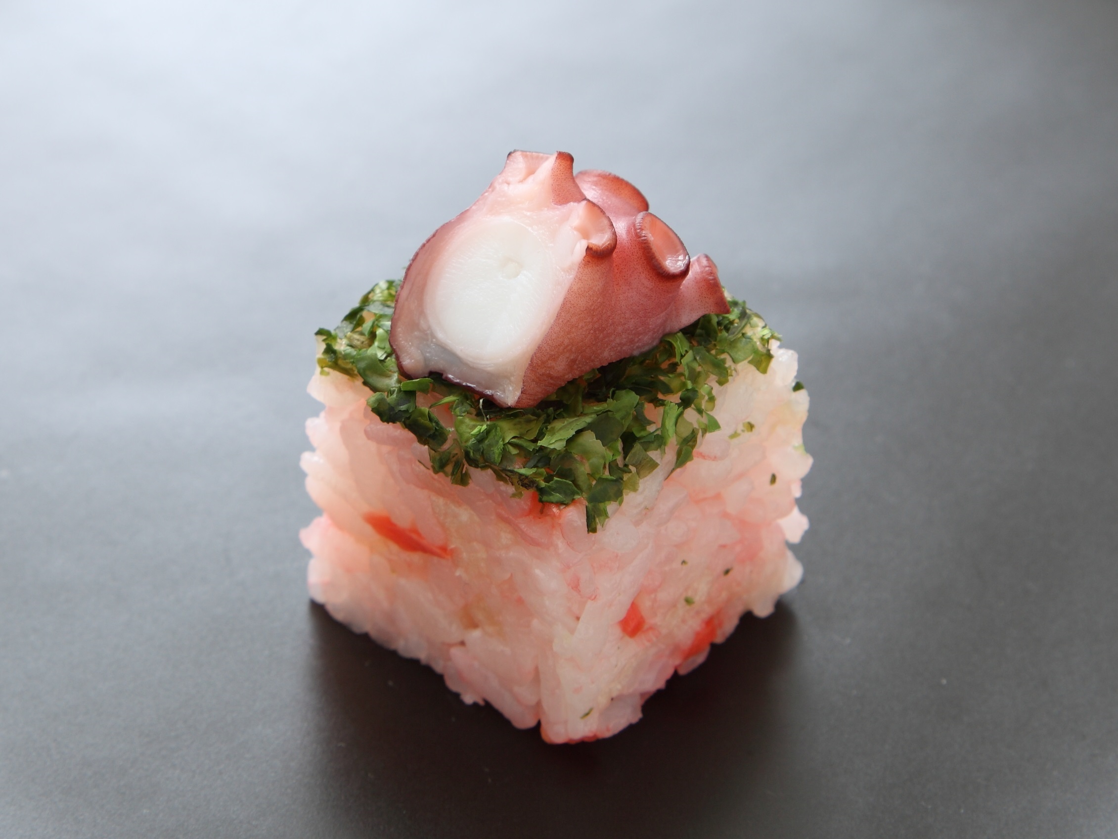 紅しょうがとたこのキューブ寿司