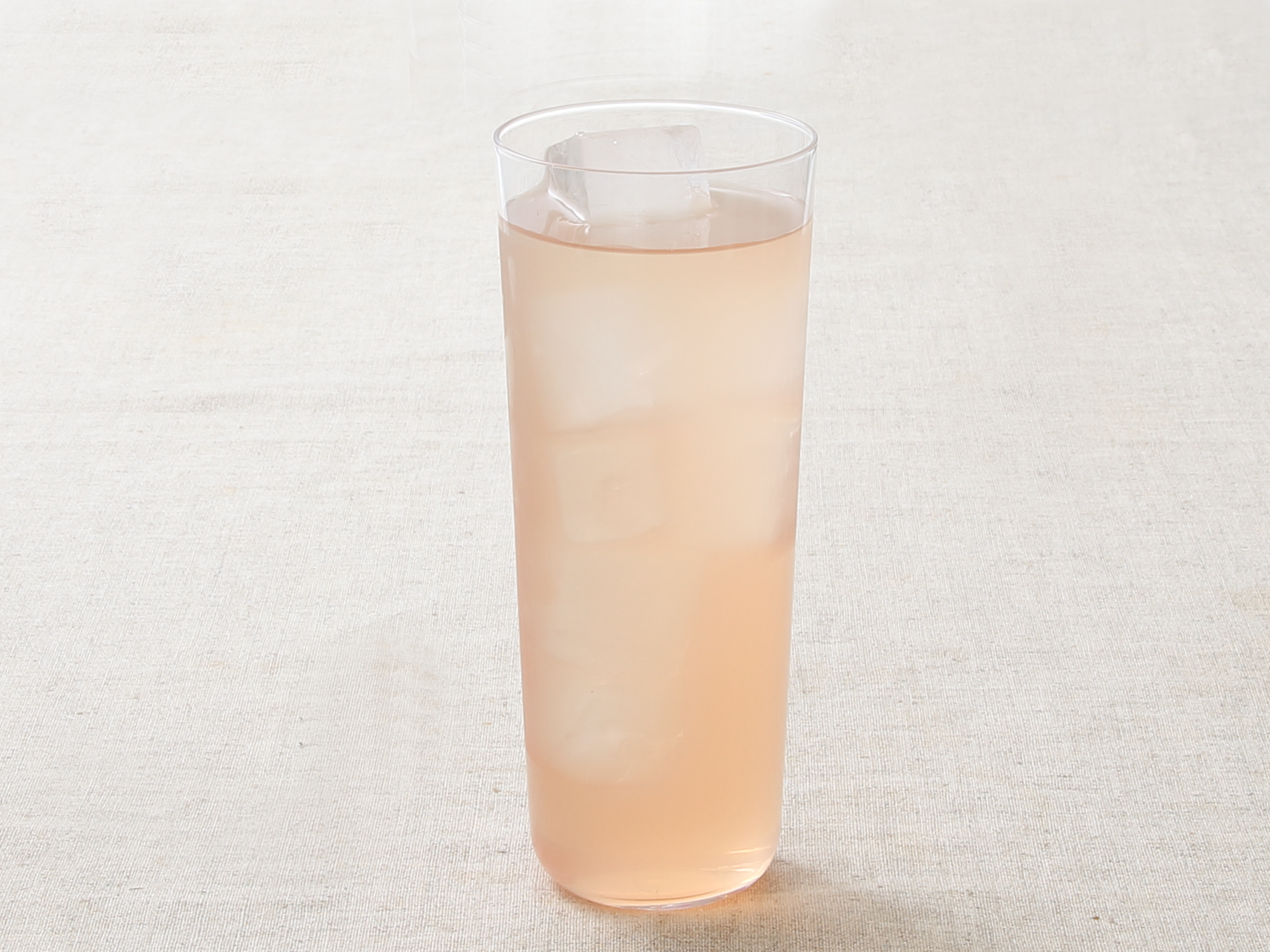 「フルーティス　りんご酢ピンクグレープフルーツ」の水割り
