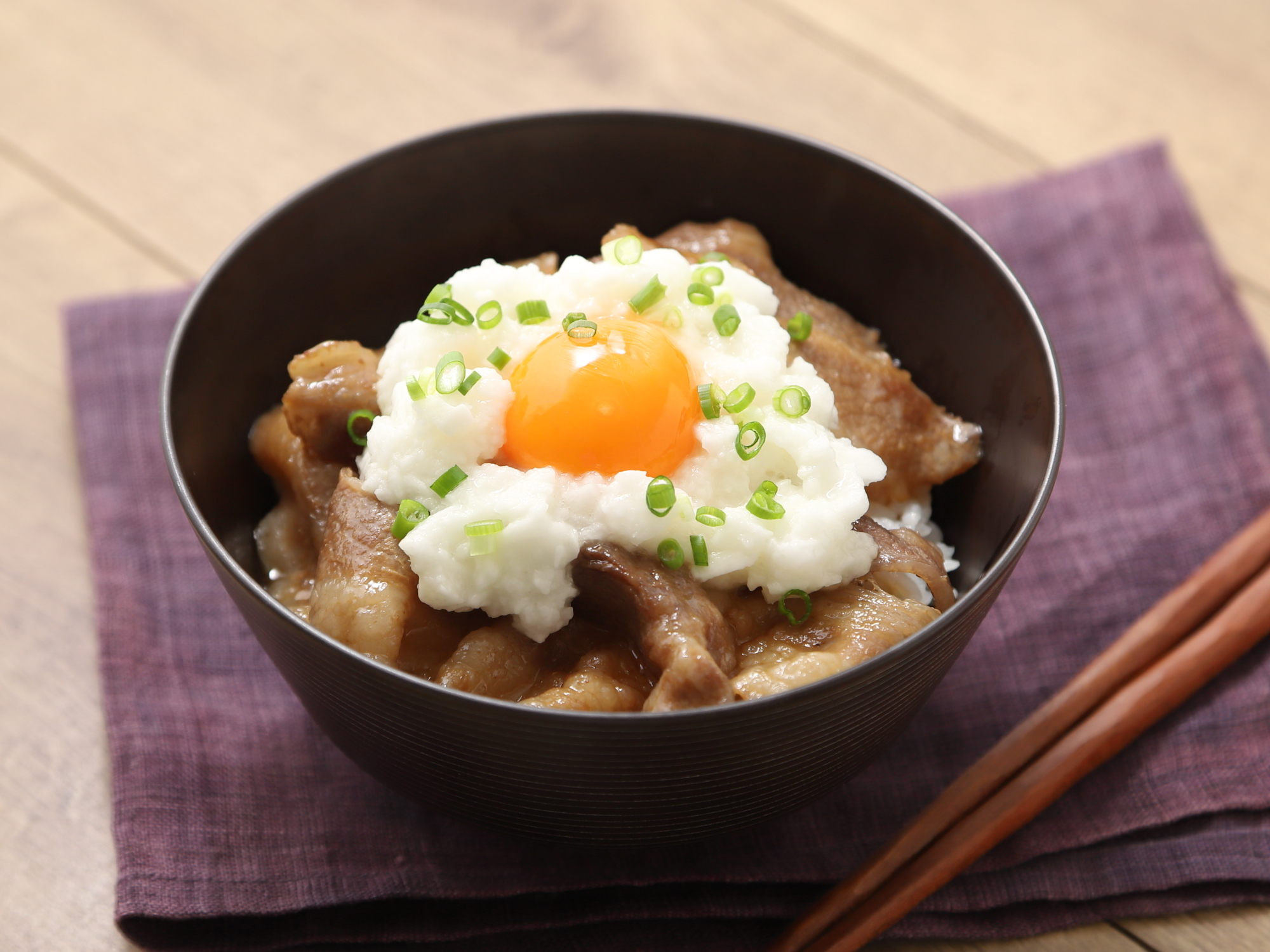 たたきとろろの甘辛豚丼