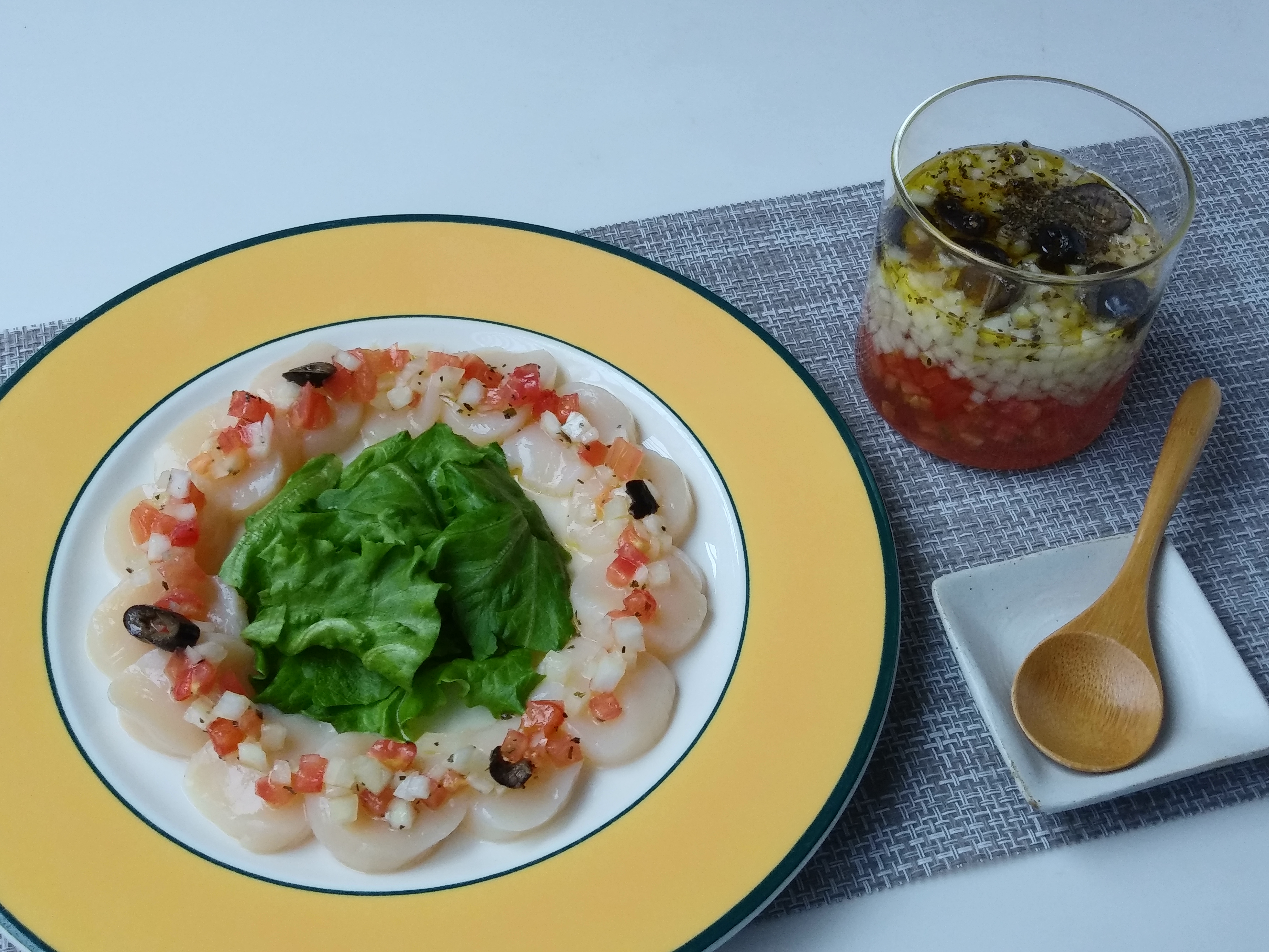 トマトの万能野菜だれをかける　帆立のカルパッチョ