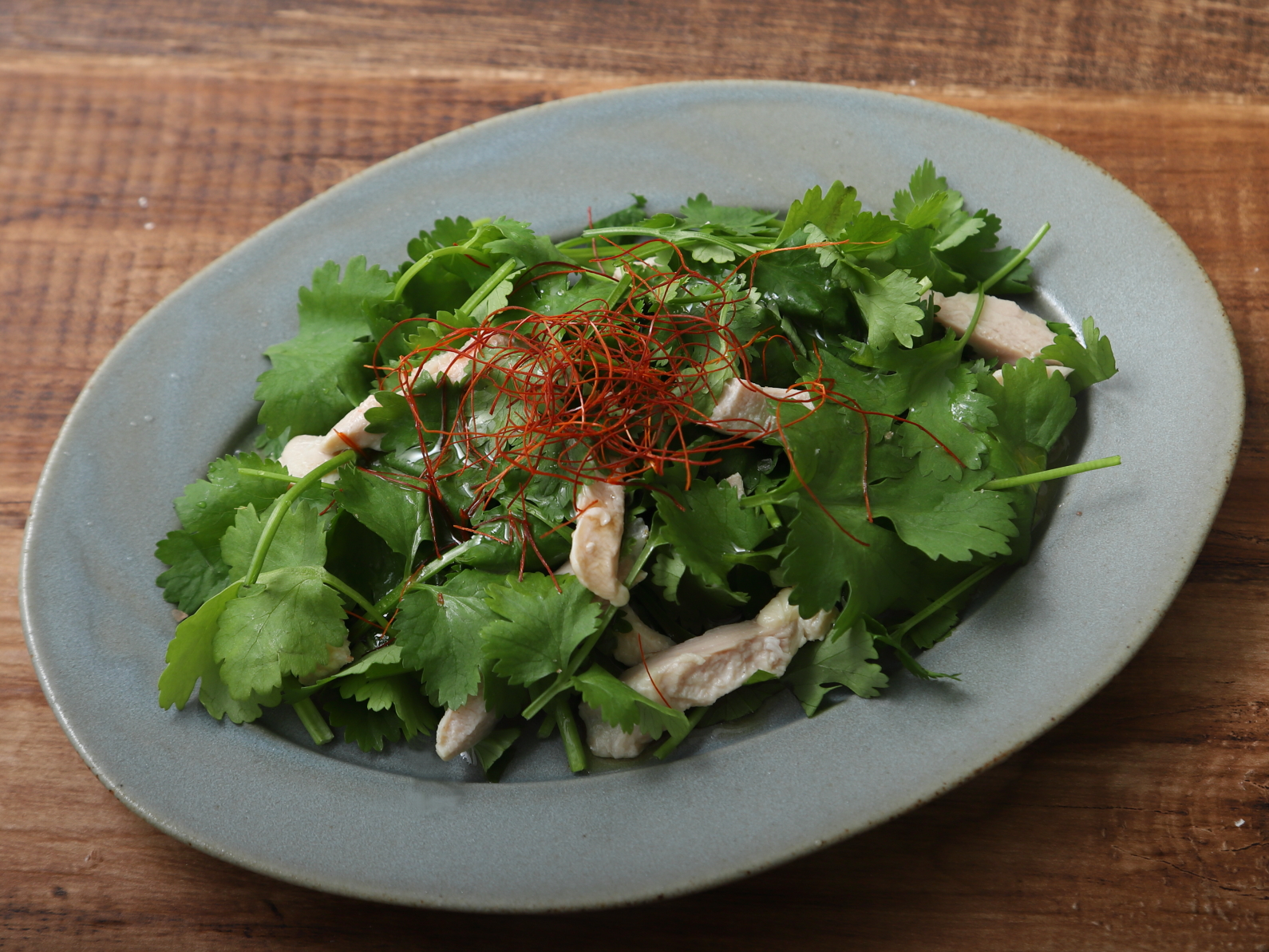 パクチーと蒸し鶏のサラダ