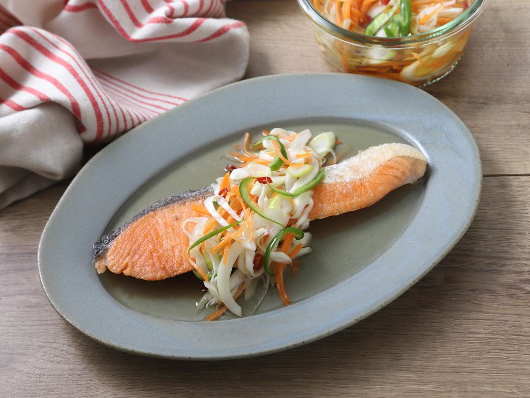 長ねぎの万能野菜だれをかける　即席鮭の南蛮漬け
