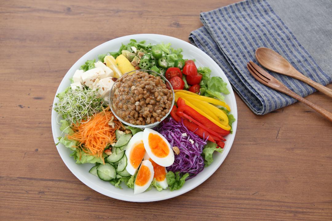 納豆と彩り野菜のスパイシーパワー！サラダのレシピ・作り方
