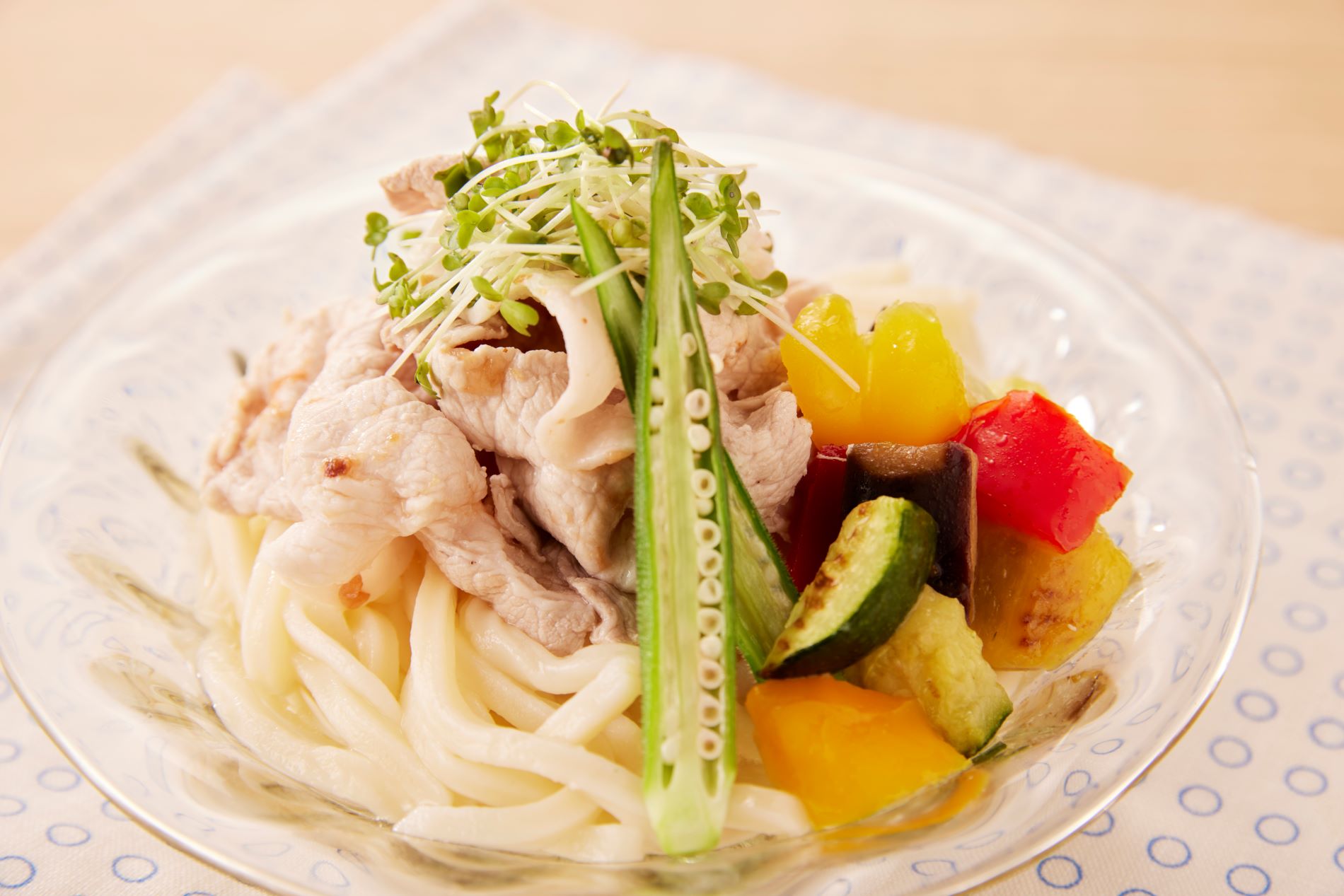 彩り野菜と豚しゃぶのぶっかけうどん　梅風味