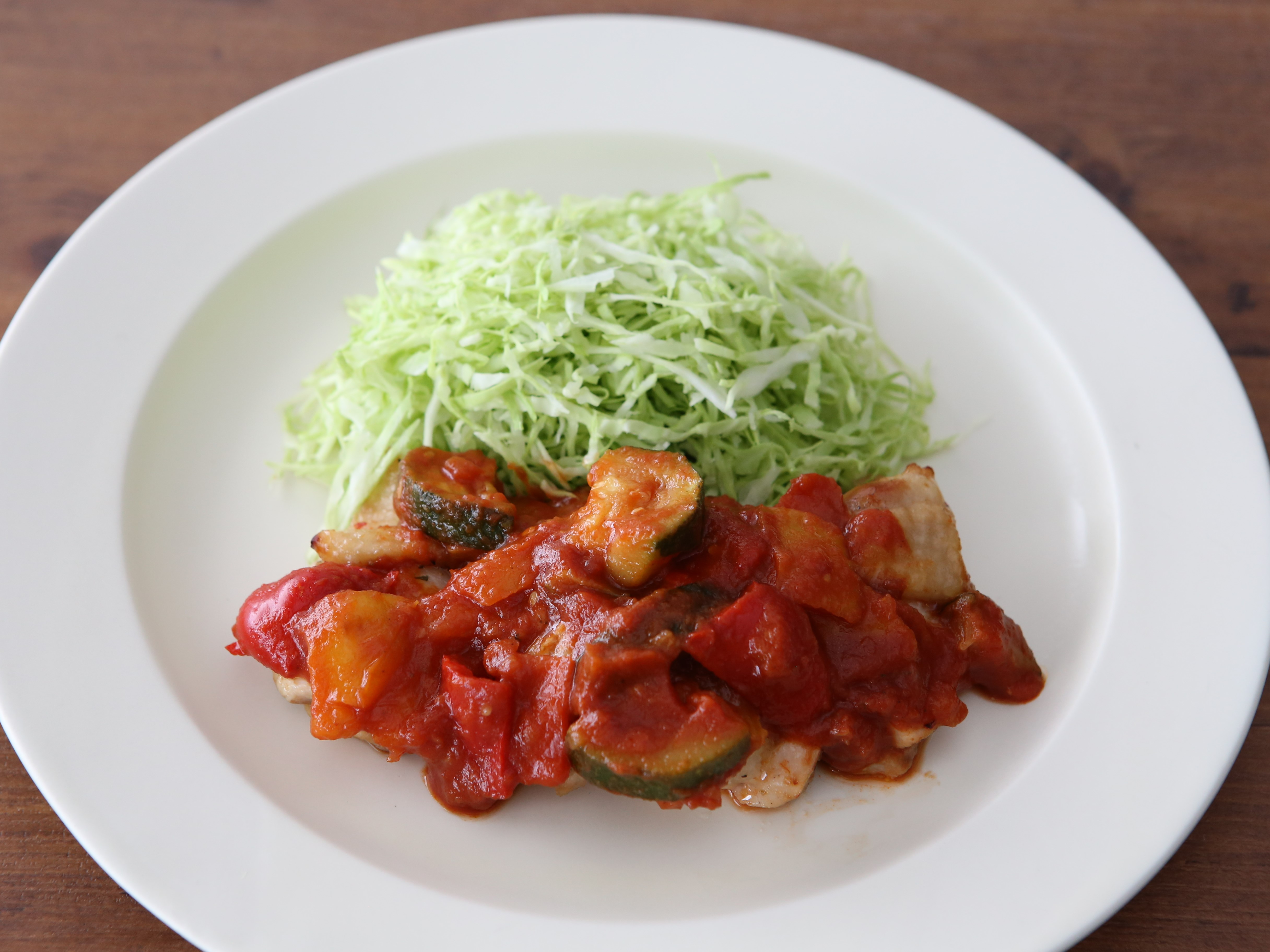 鶏もも肉のグリル　ゴロッと野菜のトマトソースがけ