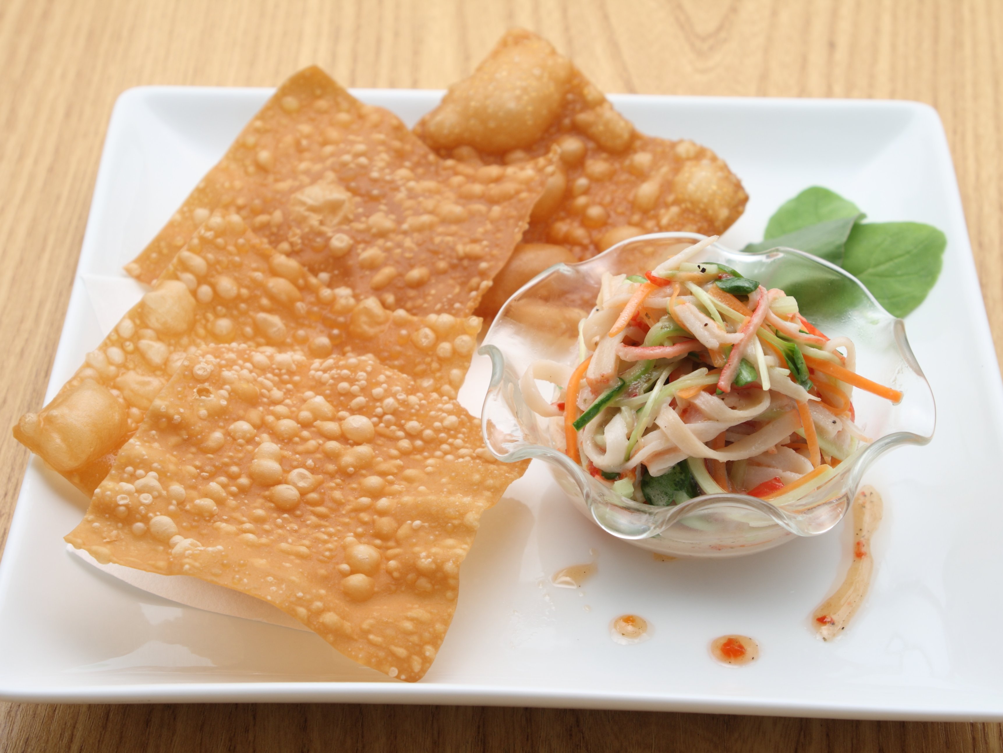 シャキシャキ野菜とかにかまの揚げワンタン添え