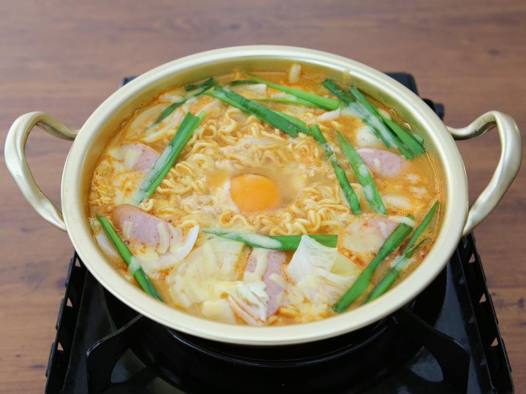 とろ～りチーズの旨辛白菜プデチゲのレシピ・作り方