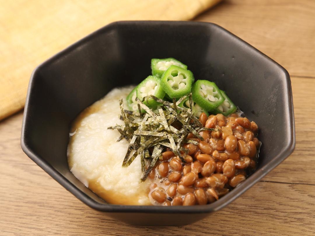「金のつぶ　たれだけたっぷり！たまご醤油たれ」をかけて仕上げる　3種のネバネバあえ