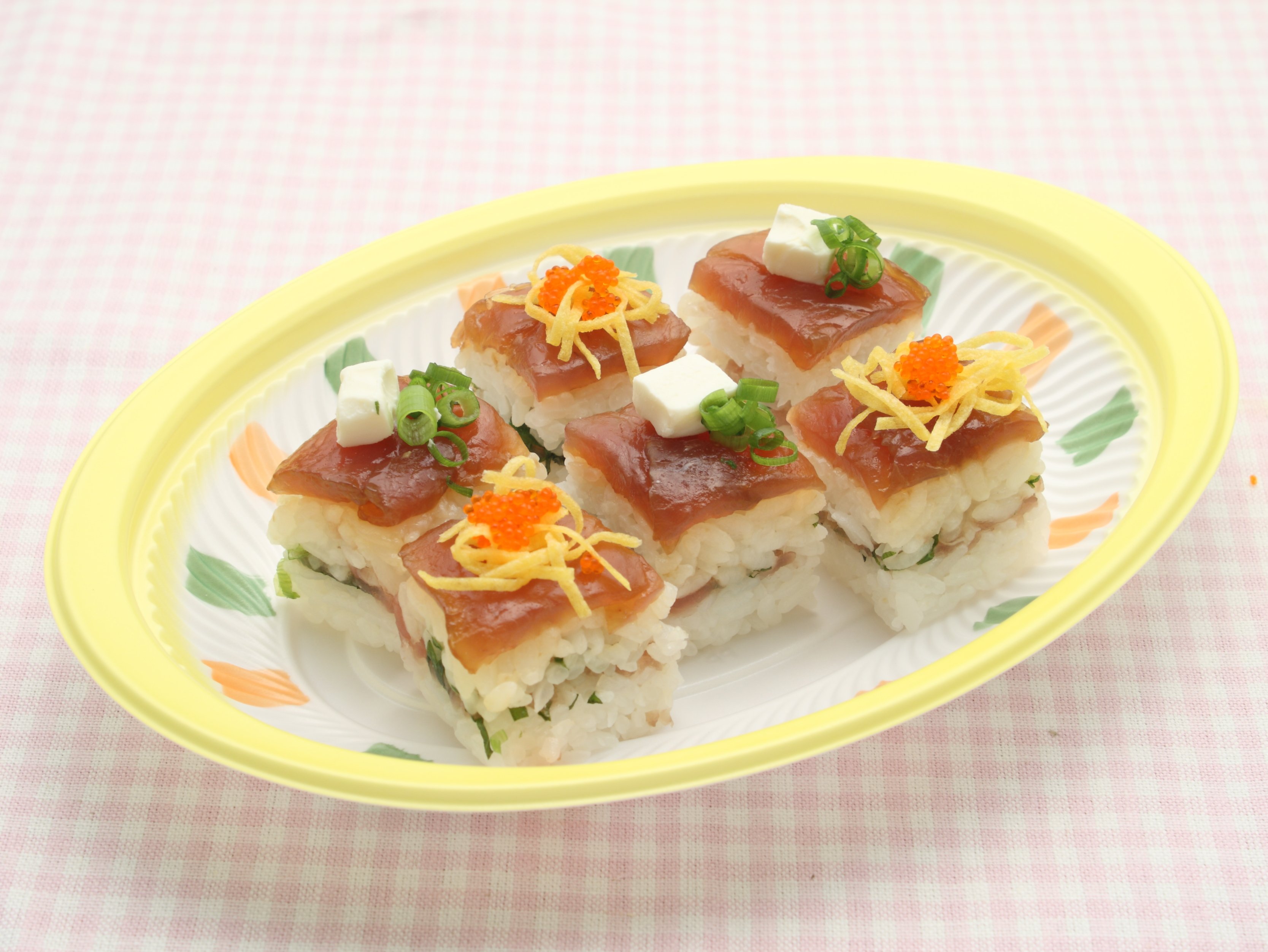 カラフルまぐろキューブ寿司