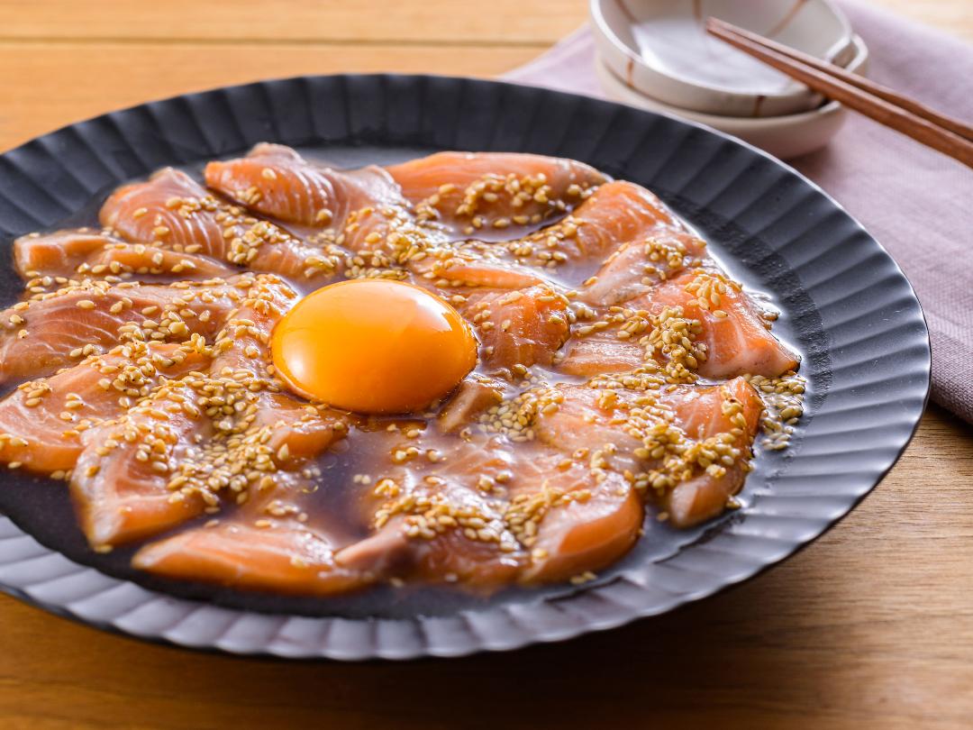 サーモンの「味ぽん」漬け　とろ～り卵黄添えのレシピ・作り方