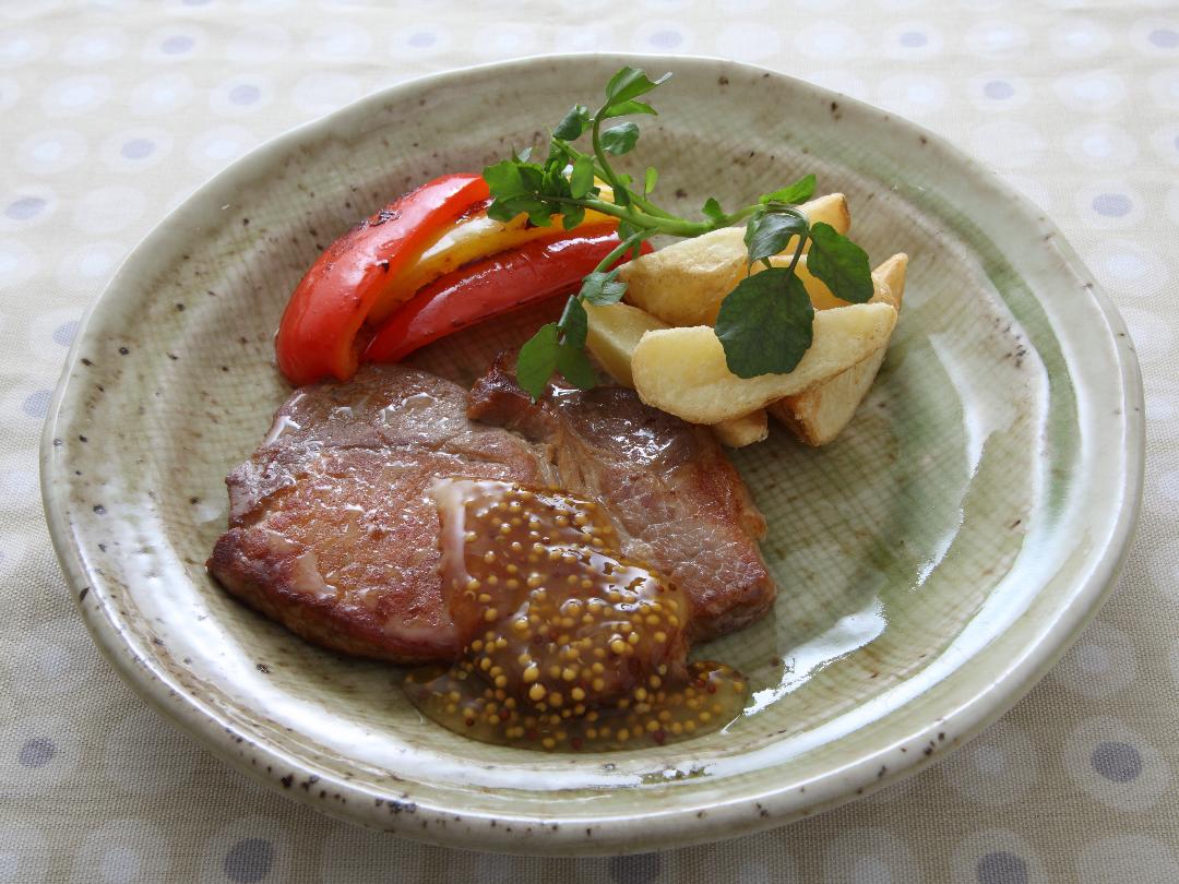 豚肉のハニーマスタードソースがけ