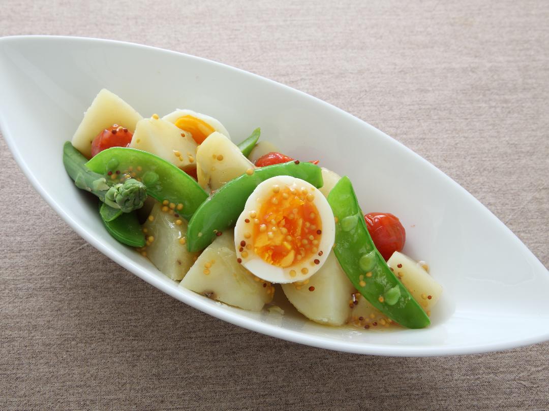 ジャガイモと半熟卵の温野菜サラダ